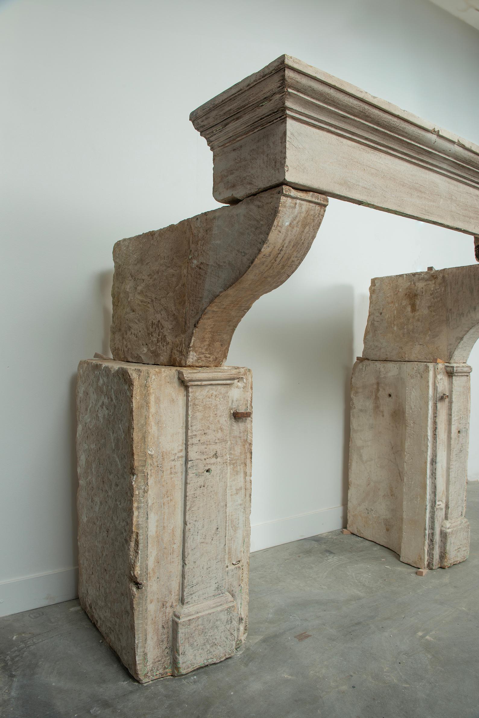 Sólida y rústica repisa de chimenea de piedra caliza francesa del siglo XVIII en venta 10