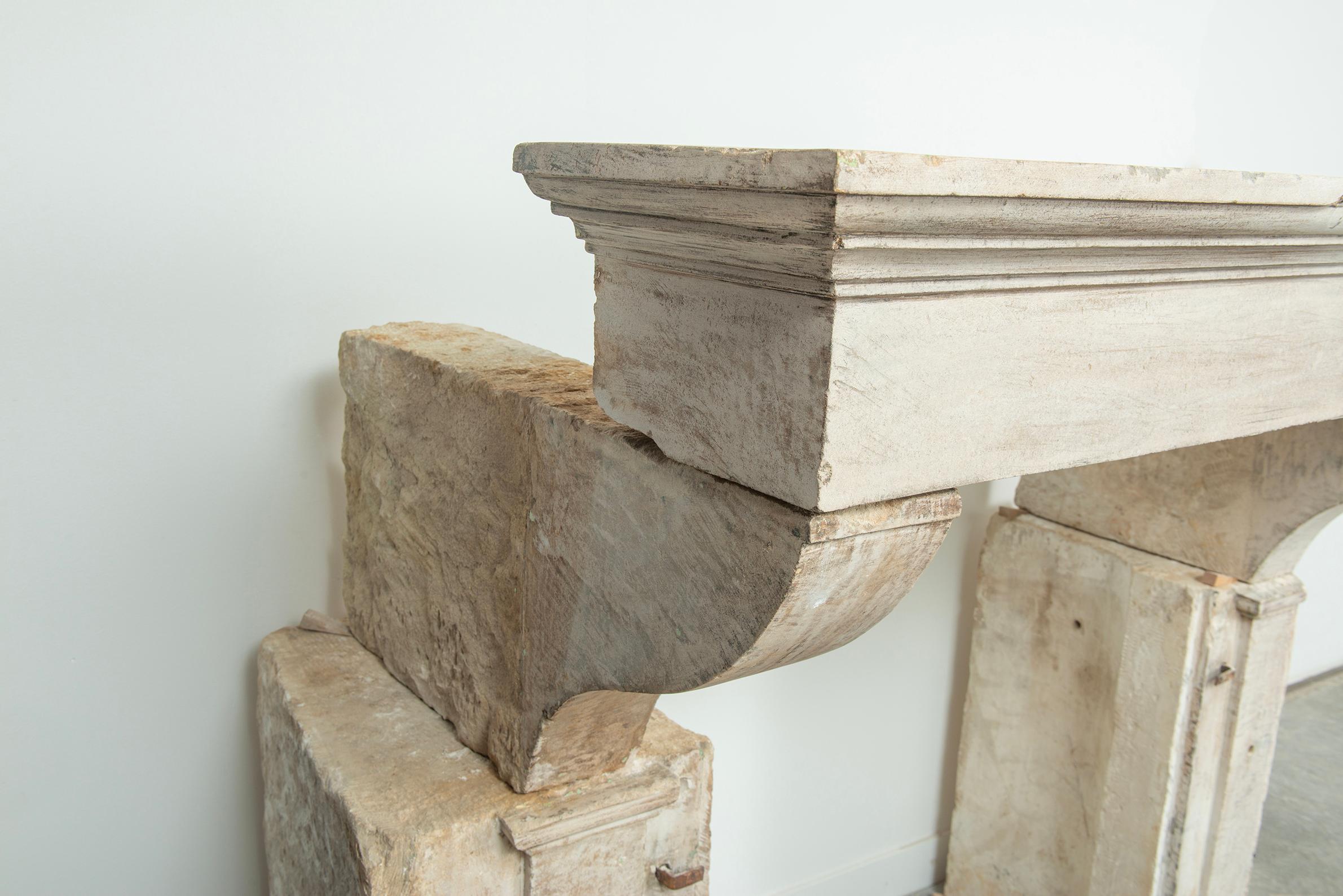 Sólida y rústica repisa de chimenea de piedra caliza francesa del siglo XVIII en venta 11