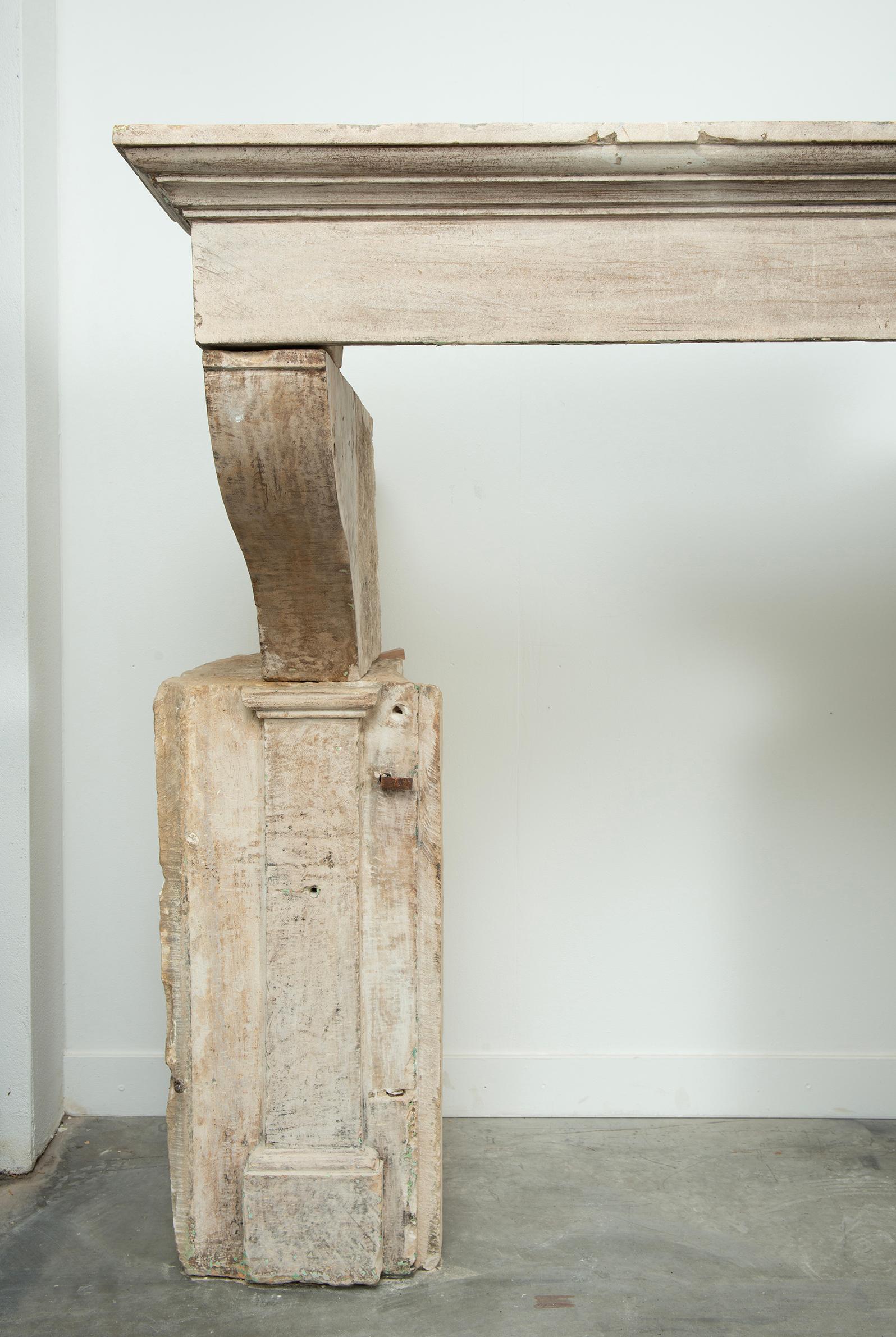 Sólida y rústica repisa de chimenea de piedra caliza francesa del siglo XVIII en venta 12