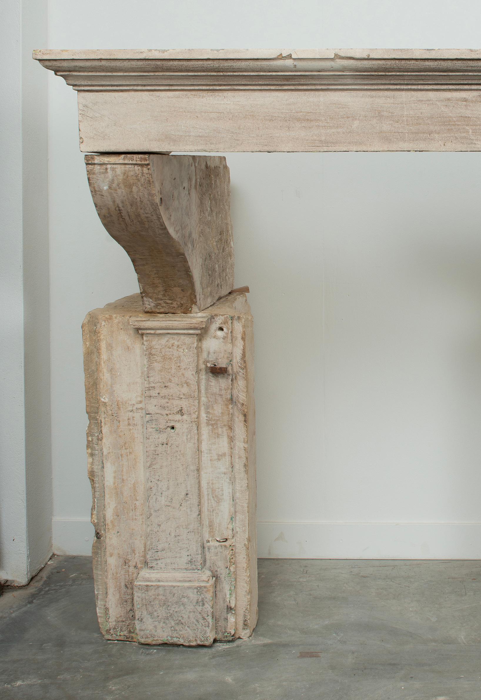 Sólida y rústica repisa de chimenea de piedra caliza francesa del siglo XVIII Luis XIII en venta