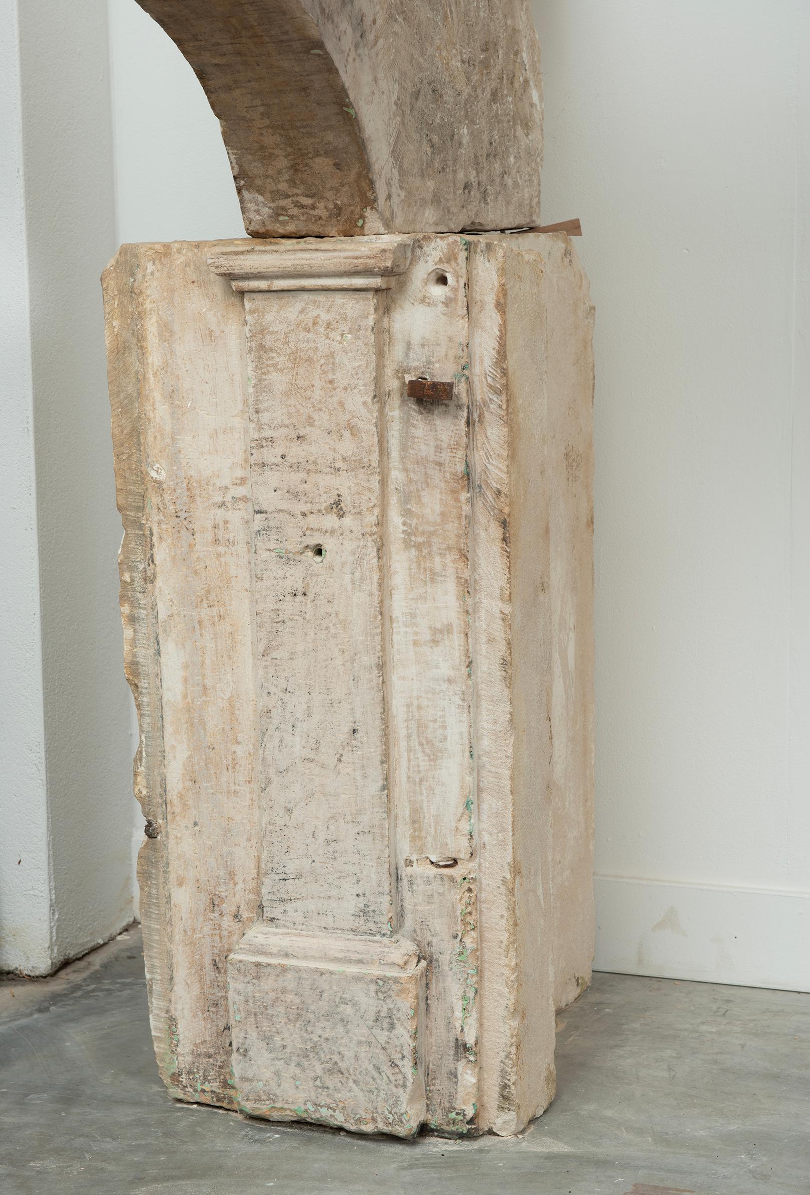 Sólida y rústica repisa de chimenea de piedra caliza francesa del siglo XVIII Piedra en venta