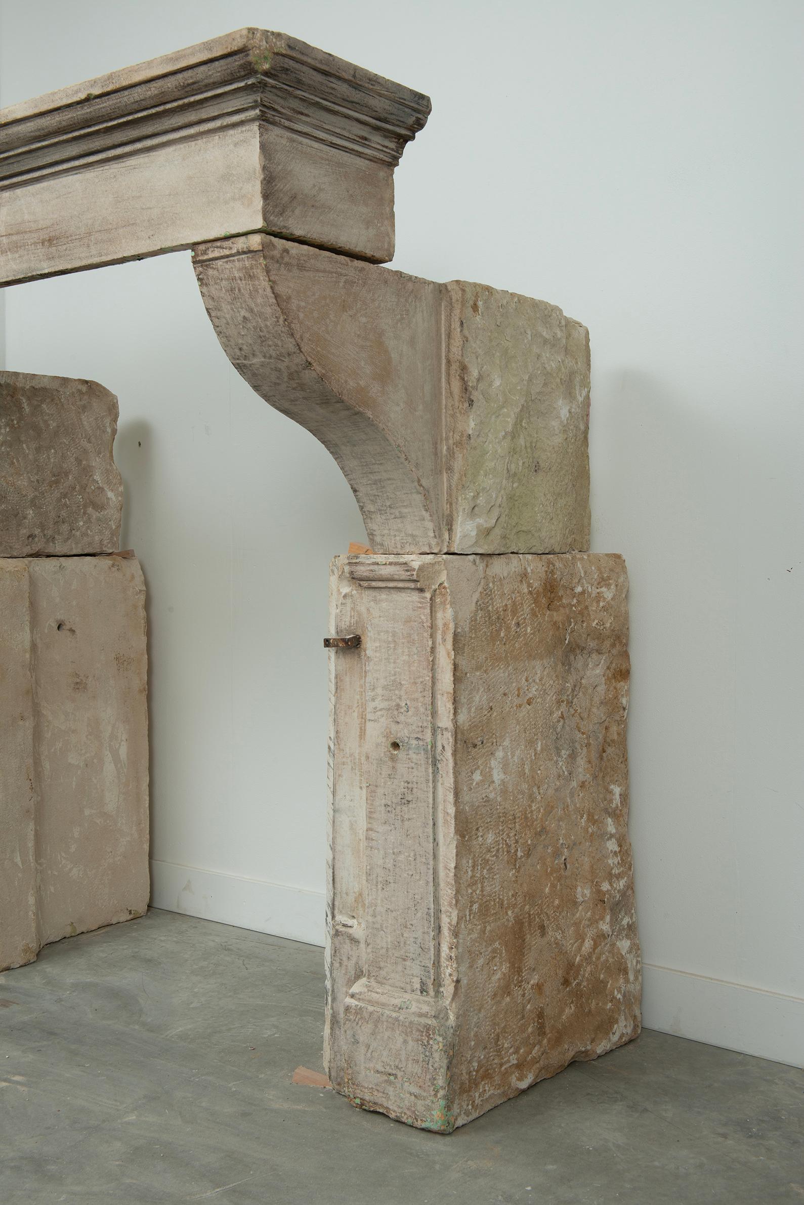 Sólida y rústica repisa de chimenea de piedra caliza francesa del siglo XVIII en venta 2