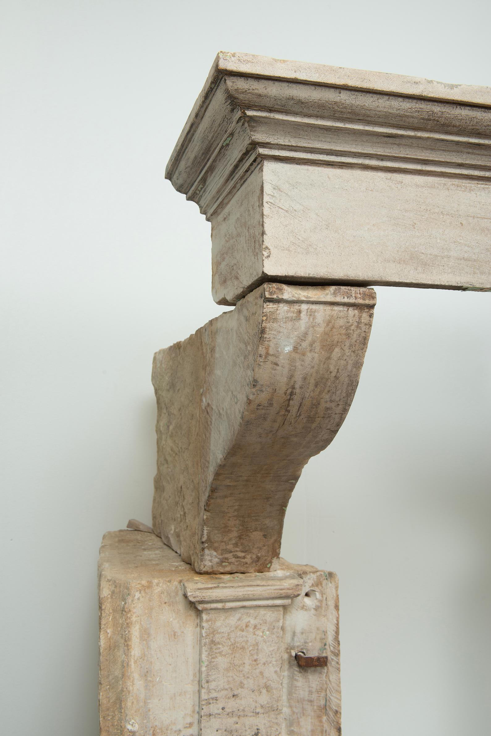 Sólida y rústica repisa de chimenea de piedra caliza francesa del siglo XVIII en venta 3