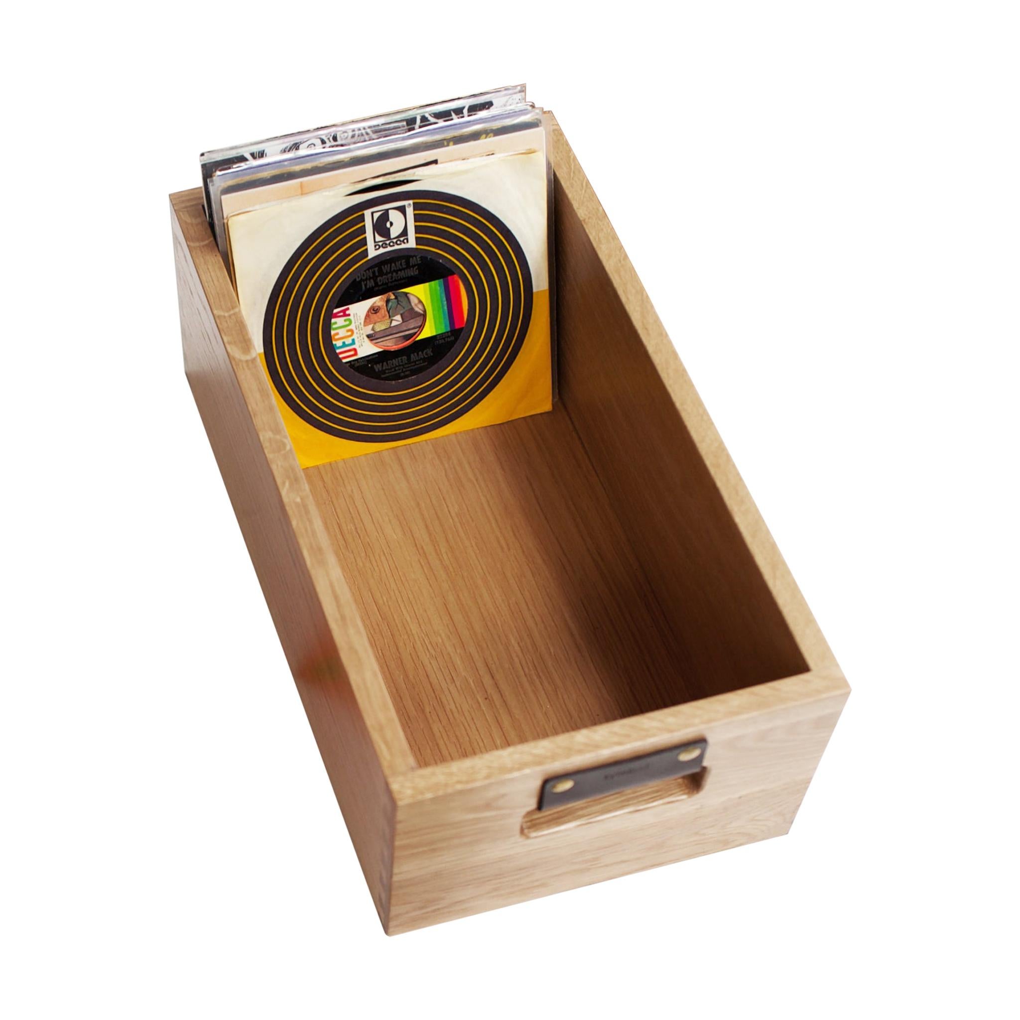 Crate pour disques en chêne rustique massif à queue d'aronde pour 7"/45 Rpm, en stock en vente