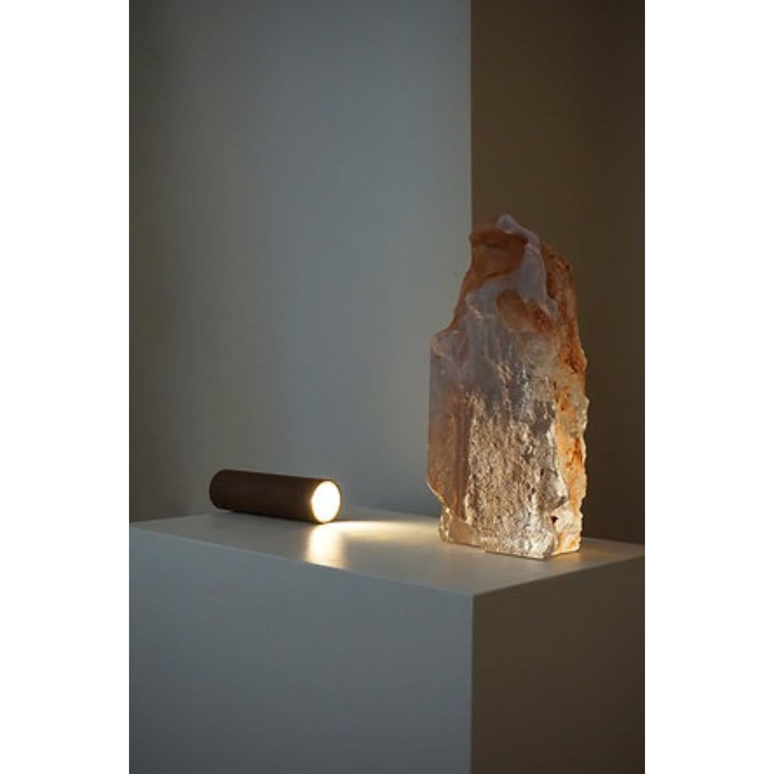 Escultura única de luz de arena maciza de Milena Kling
Pieza única.
Dimensiones: Ø 10-30 cm.
Materiales: Vidrio fluido.

La primera edición limitada de ARENA SÓLIDA incluye cinco esculturas de luz.
La forma y el tamaño de cada escultura son únicos