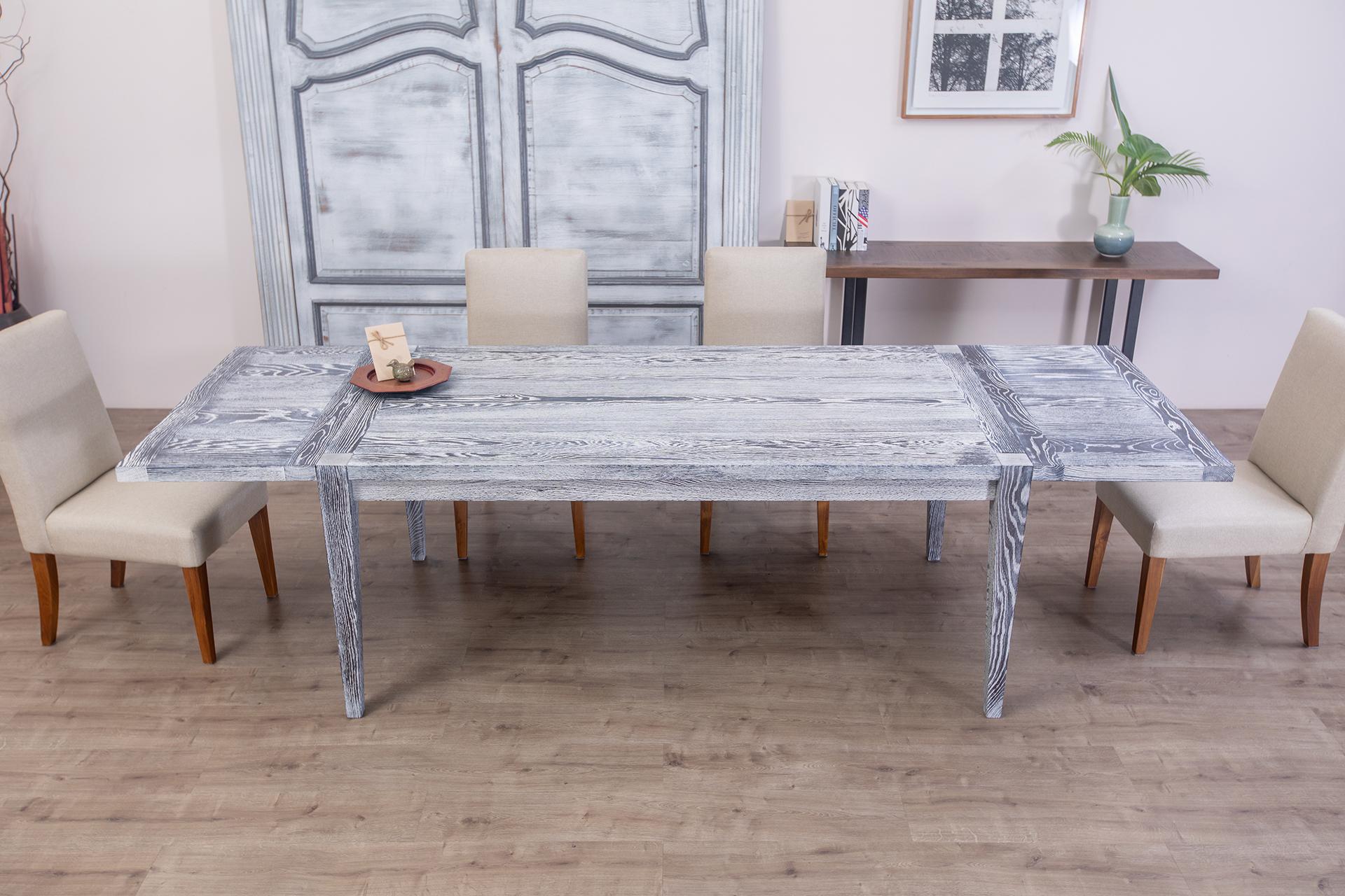Cette table à manger extensible en chêne massif de 72 x 38 pouces reprend le modèle classique de la table Parsons et lui confère un style Mid-Century très tendance. Le plateau en bois naturel, travaillé de manière experte, présente un léger retrait,