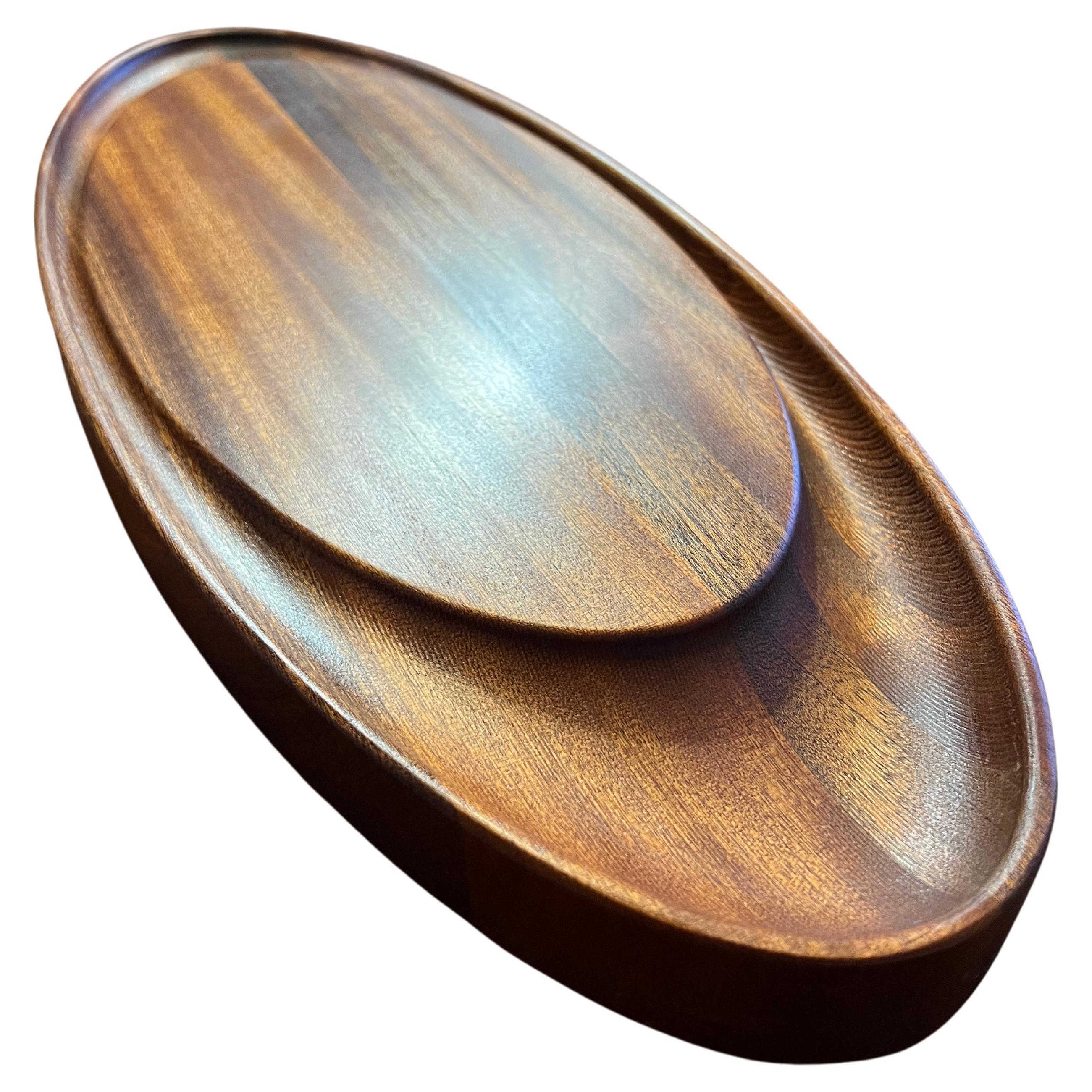 Ovaler Messerblock aus massivem Sapele-Machergeflecht mit ausgedehntem ovalem Tropfkanten, auf Lager