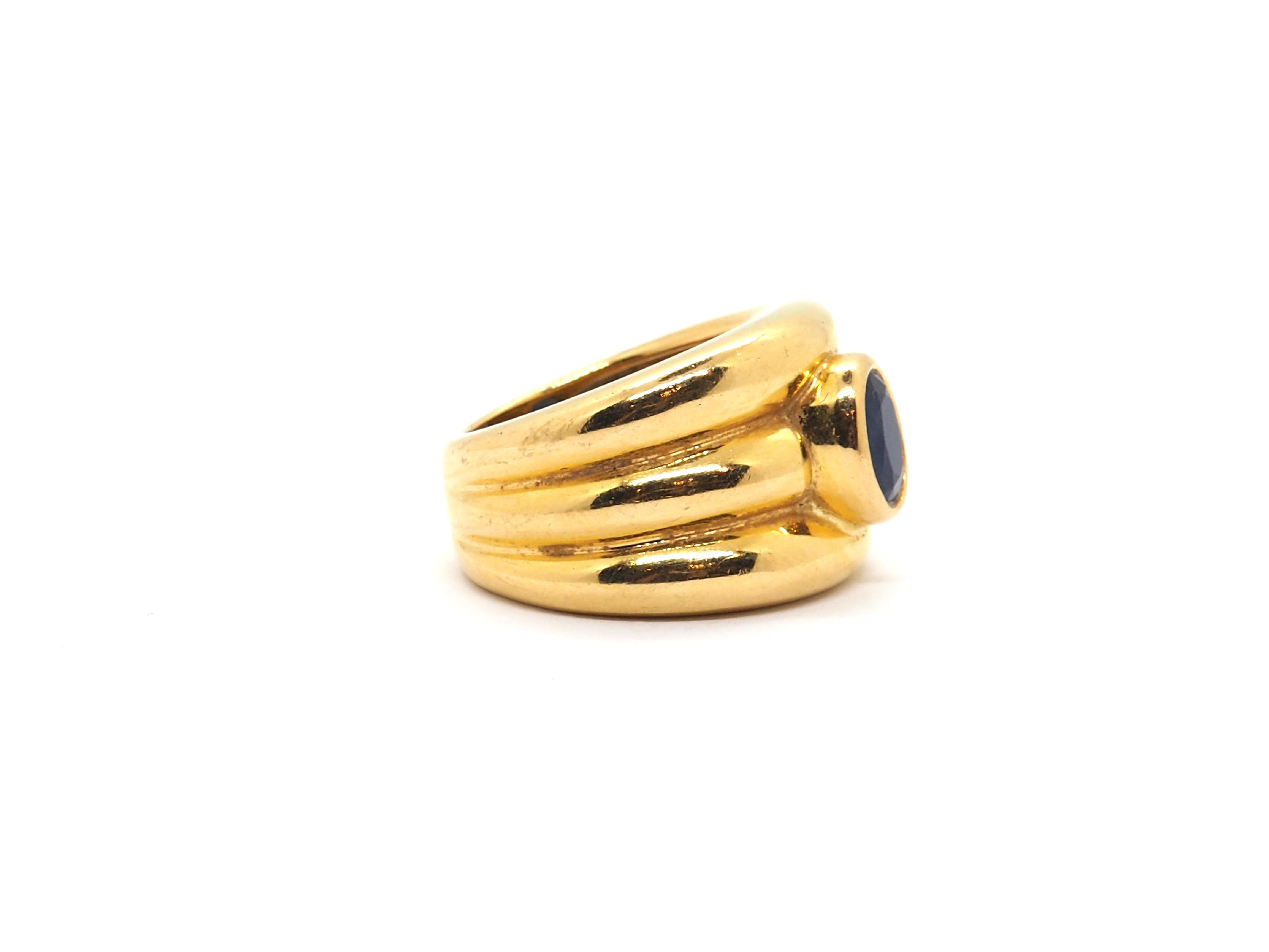 Massiver Ring in dreifacher Form aus 18 K. Gelbgold, in der Mitte des Rings mit einem schönen ovalen Saphir von 8 mm x 6 mm verziert. Sie ist für jede Art von Anlass geeignet. Klassischer Stil. Geeignet für jede Gelegenheit.

Gesamtgewicht 20,4