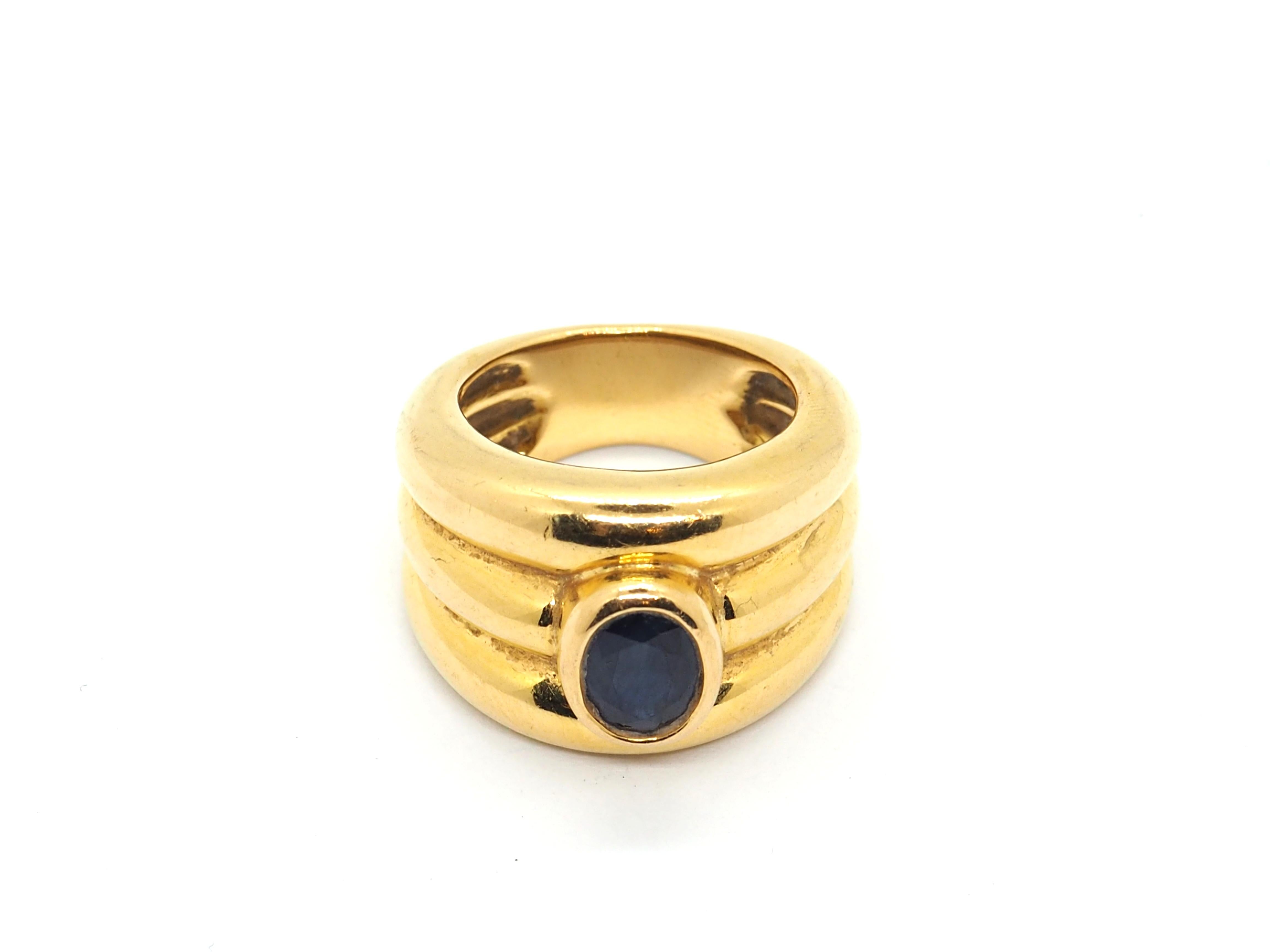 Sapphire Ring 18 Karat Yellow Gold In Excellent Condition For Sale In Geneva, CH