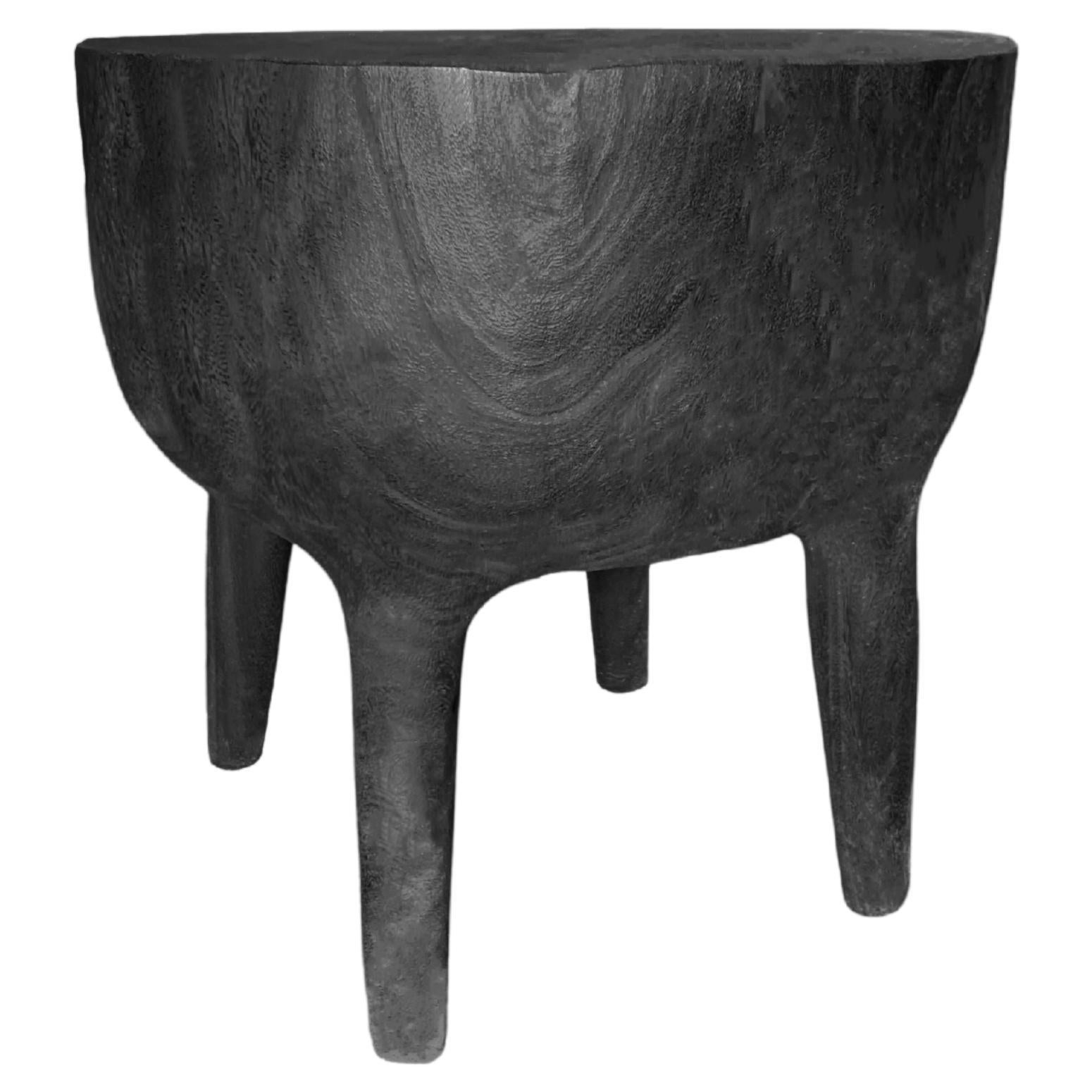 Table d'appoint sculpturale en bois de Mango massif, finition brûlée, organique