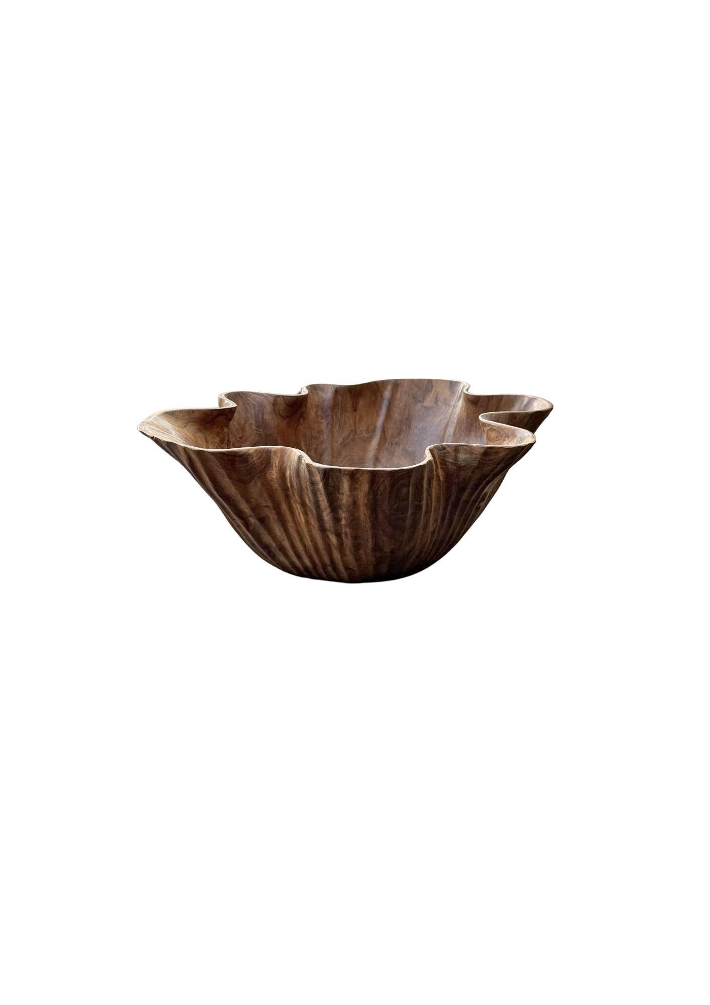 Lotusblattschale aus massivem, skulpturalem Teakholz, handgeschnitzt, modern, organisch (Handgefertigt) im Angebot
