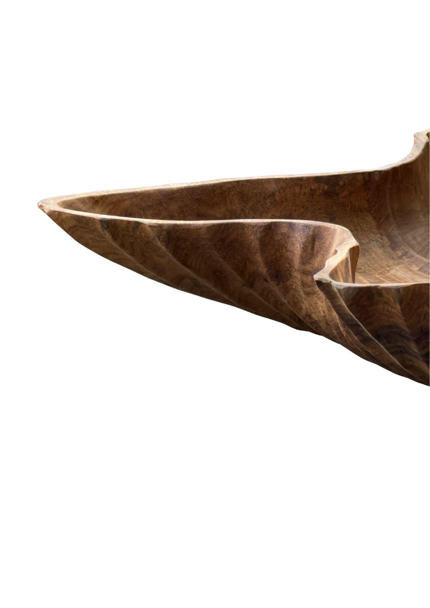 Lotusblattschale aus massivem, skulpturalem Teakholz, handgeschnitzt, modern, organisch (Handgefertigt) im Angebot