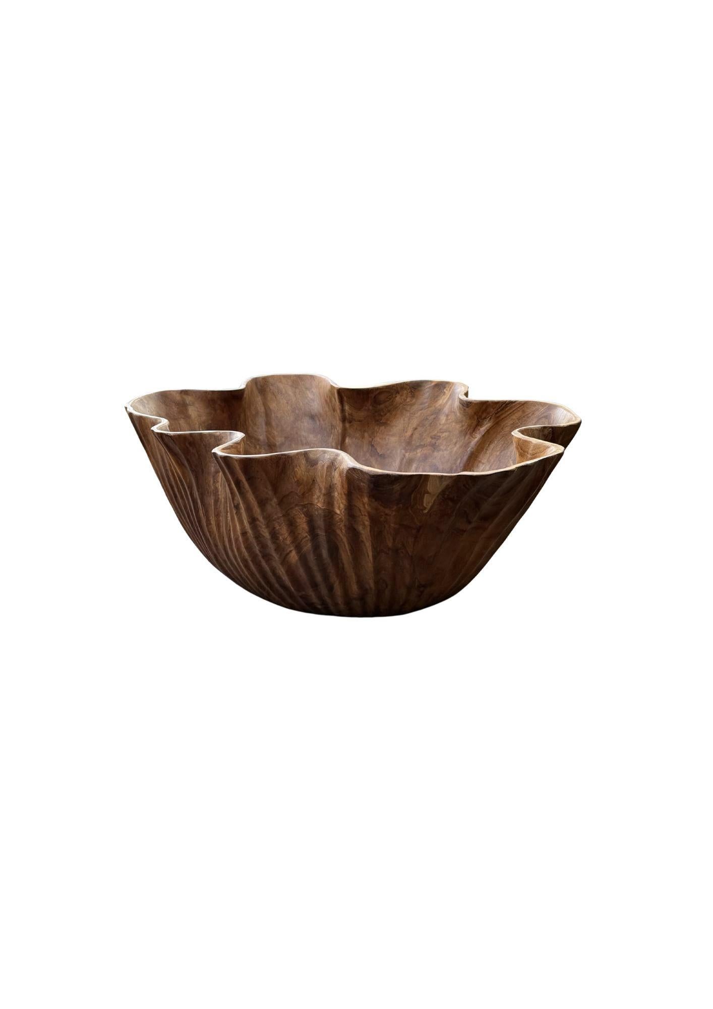 Lotusblattschale aus massivem, skulpturalem Teakholz, handgeschnitzt, modern, organisch im Zustand „Gut“ im Angebot in Jimbaran, Bali