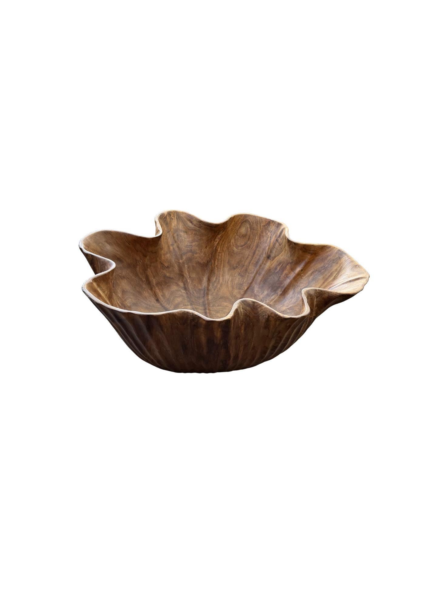 Lotusblattschale aus massivem, skulpturalem Teakholz, handgeschnitzt, modern, organisch (Holz) im Angebot