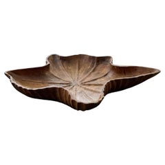 Ciotola scultorea in legno di teak massiccio con foglie di loto, intagliata a mano, organica moderna