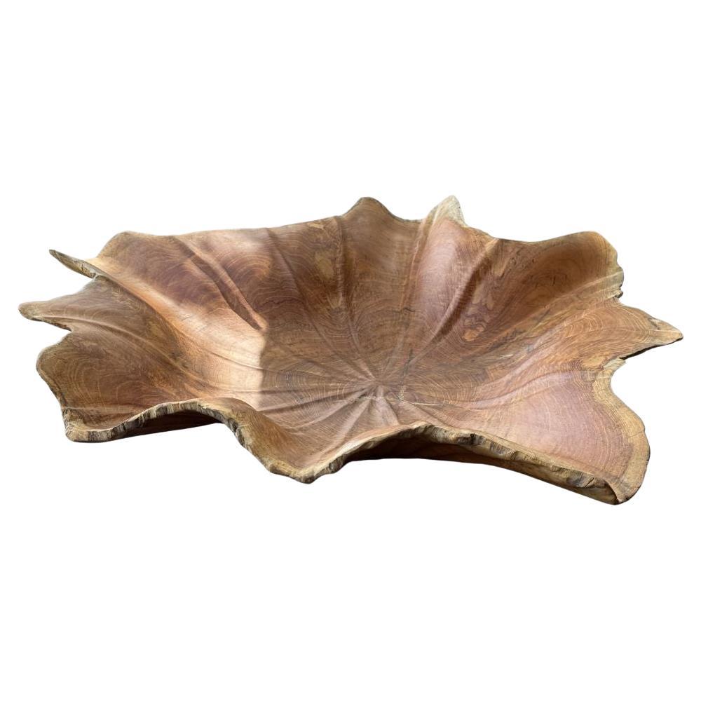Bol à feuilles de lotus sculptural en bois de teck massif, sculpté à la main, organique moderne