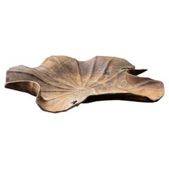 Ciotola scultorea in legno di teak massiccio con foglie di loto, intagliata a mano, organica moderna