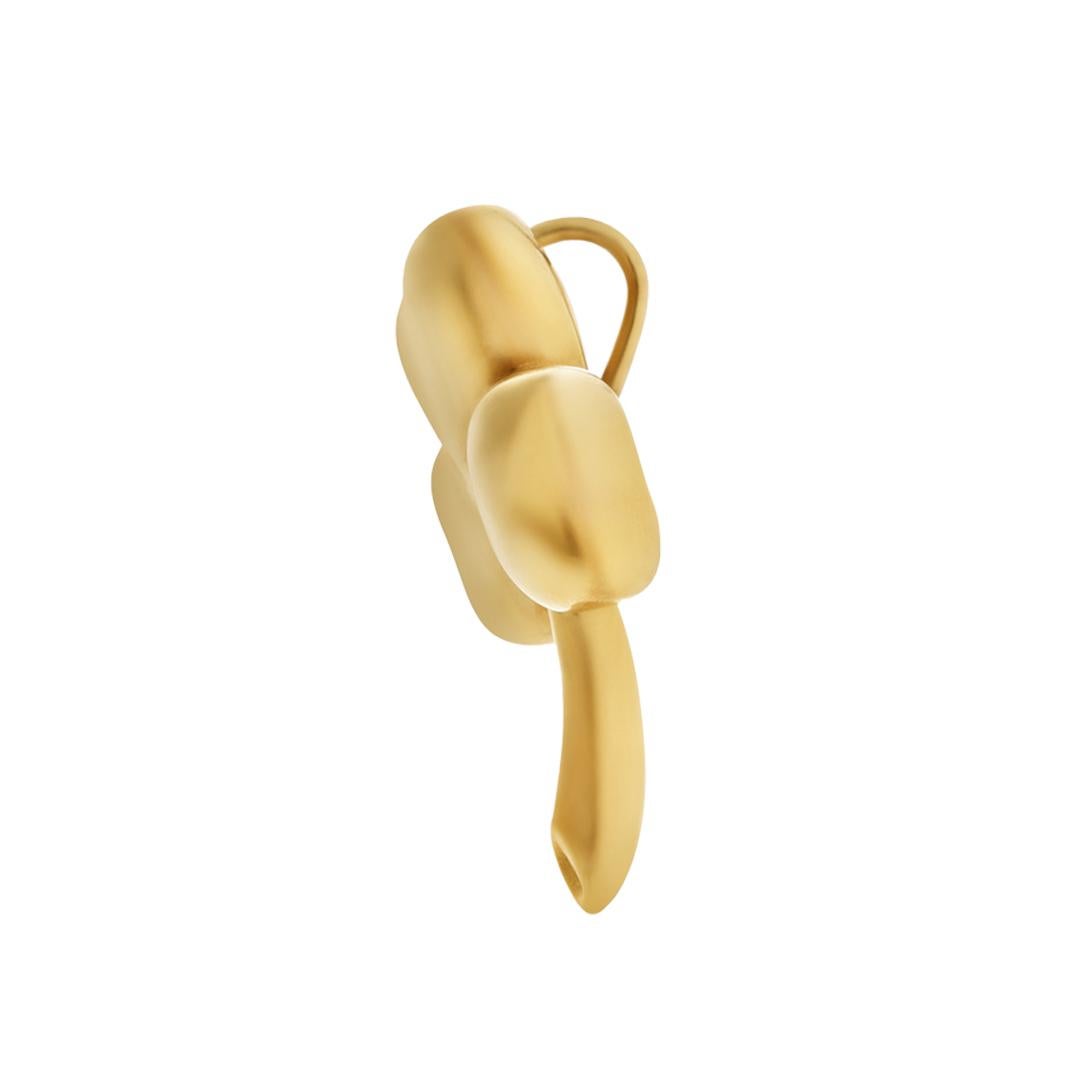 Un joli pendentif représentant un trèfle en or jaune massif 18K. 