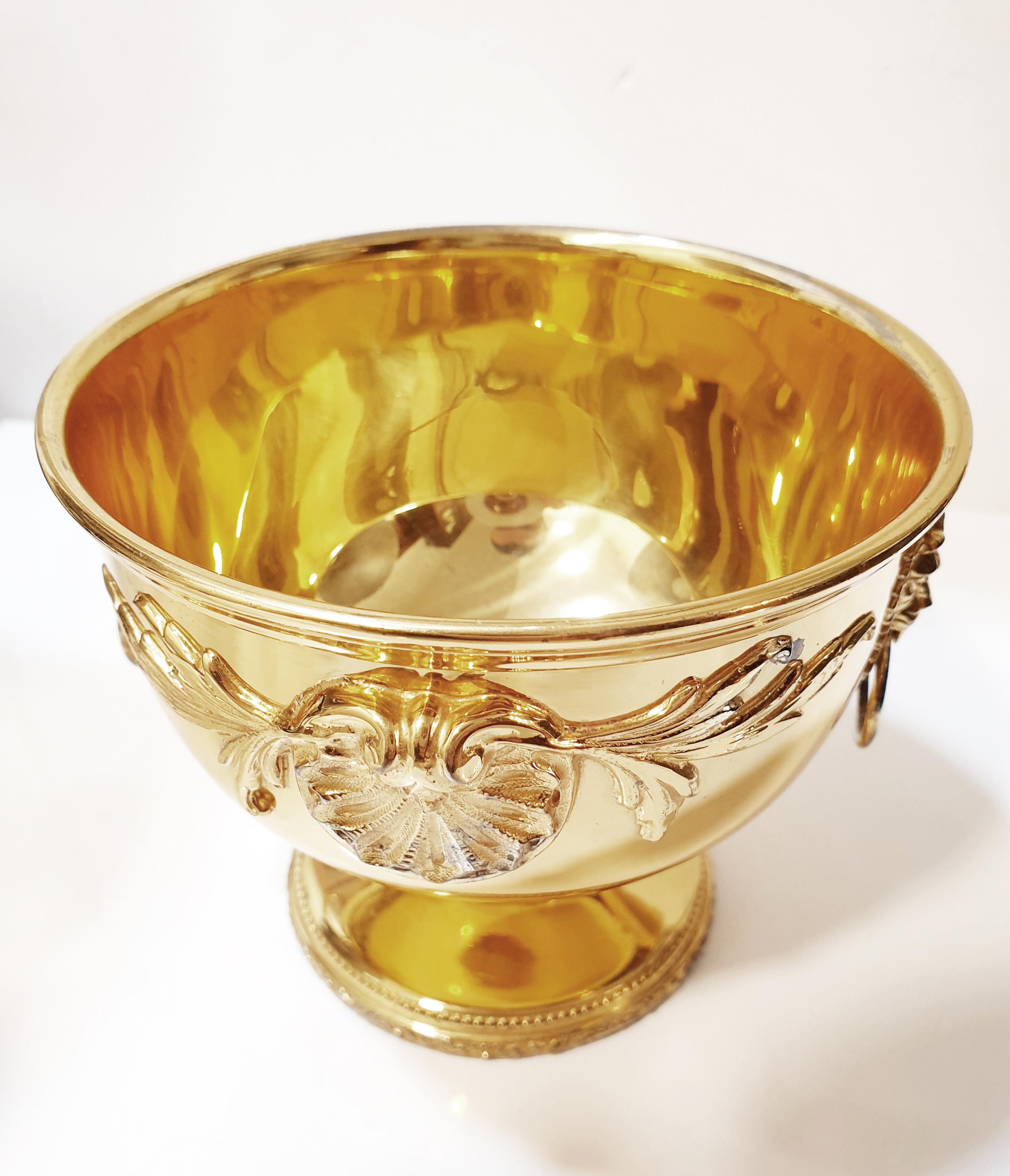 Solid silver 18k gold plated Carrera y Carrera Calyx Cup lion and shell ornament
Rococo ornament handles with lion face and shells 
Signed nº 6312
Diameter 11.8cm 4,64 inches 
Height 10.3cm 4,09 inches 

Carrera and Carrera pieces and their