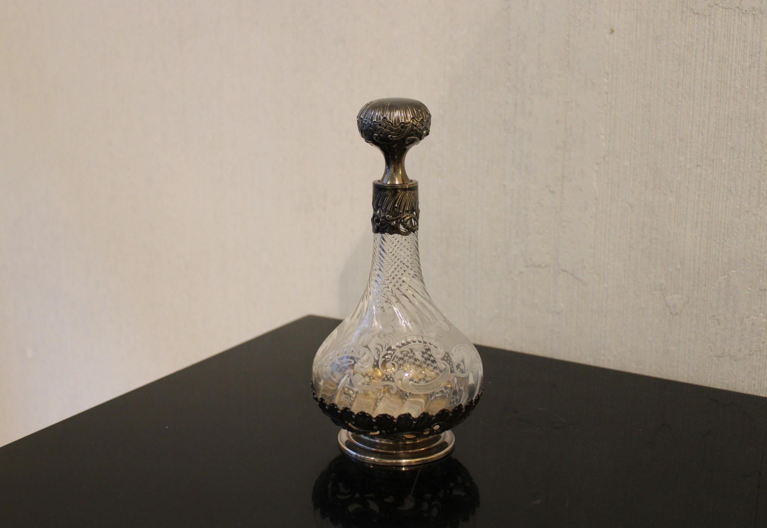 Solid silver and engraved crystal carafe.
Minerve mark under the base 
19th century.