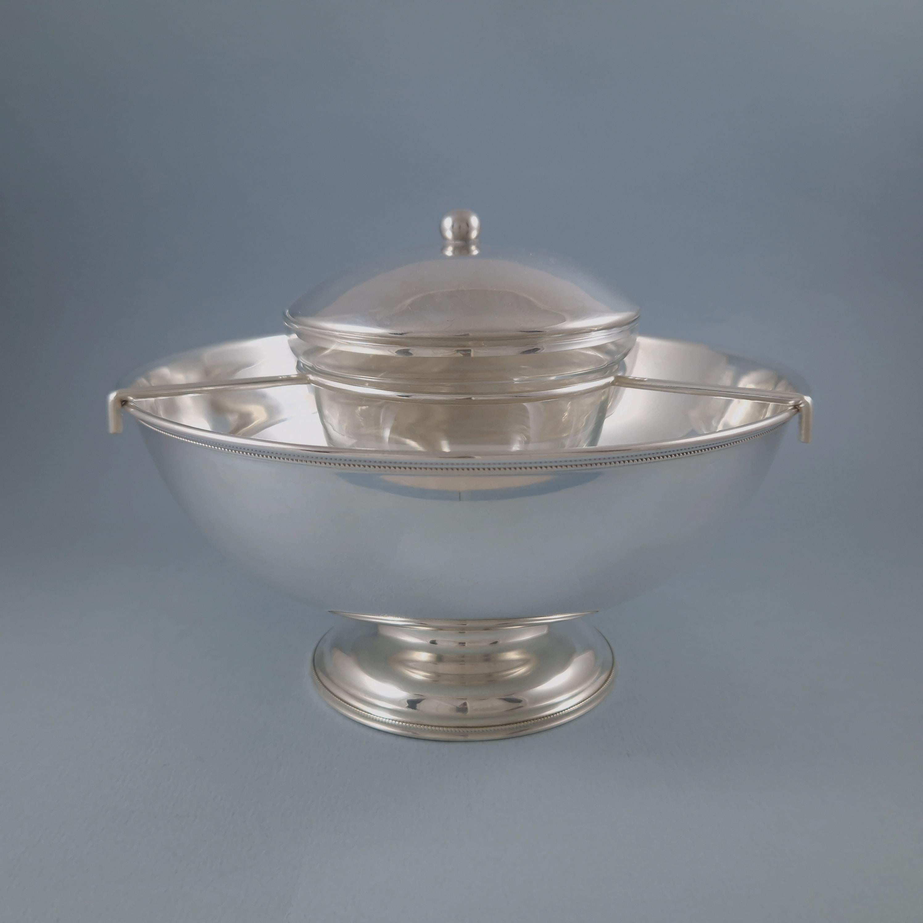Solid Silver caviar bowl and glass cup 

800 silver hallmark 

Height of the cup: 9 cm 
Diameter: 18.8 cm 
Total height: 13.5 cm 
Silver weight: 417 grams.