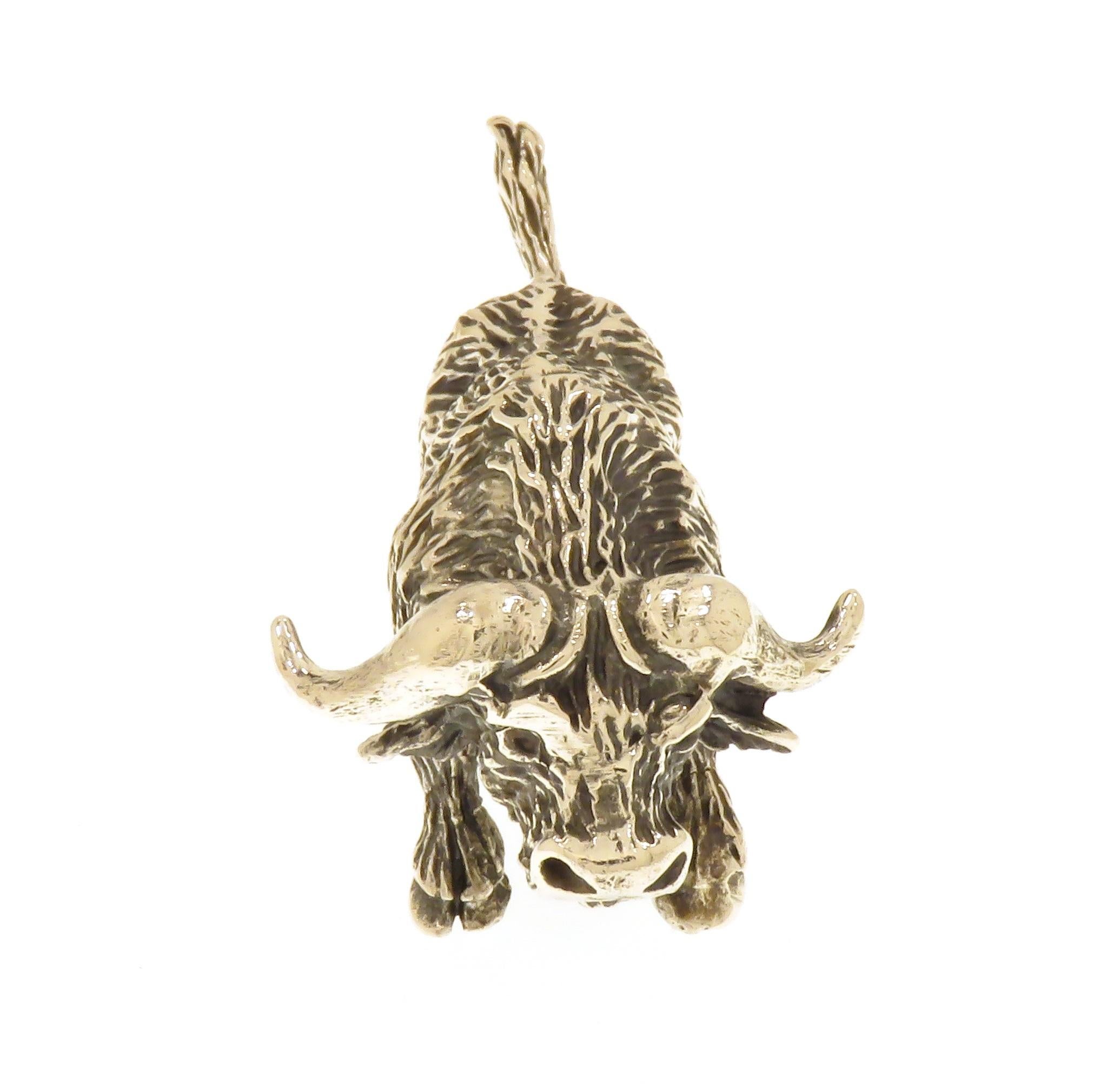 Solid silver buffalo figurine very good vintage condition.
Dimensions: Height 24 mm / 0.944 inches - Length 50 mm / 1.968 inches - Weight 27 grams.
It  is stamped with the Silver Italian Mark 800 and Italian Brandmark 100AR.

Hancrafted in: silver