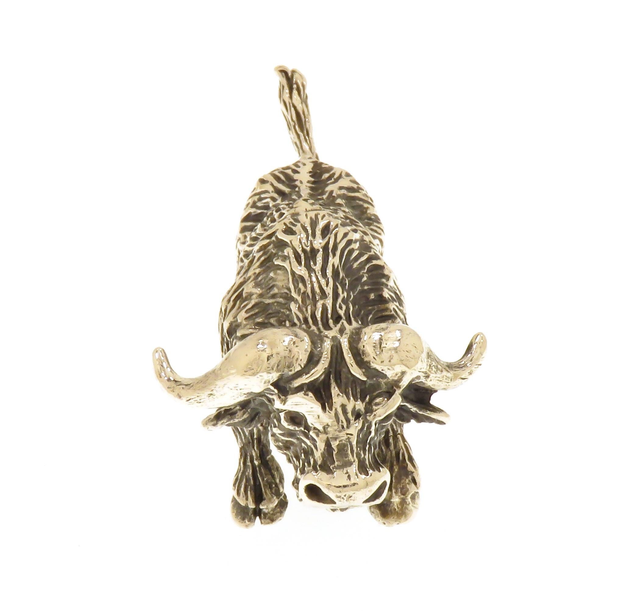 Figurita de búfalo de plata maciza en muy buen estado vintage.
Dimensiones: Altura 24 mm - Longitud 50 mm - Peso 27 gramos.
En  está estampado con la marca italiana de plata 800 y la marca italiana 100AR.

Hancrafted in: plata 800.
Dimensiones: