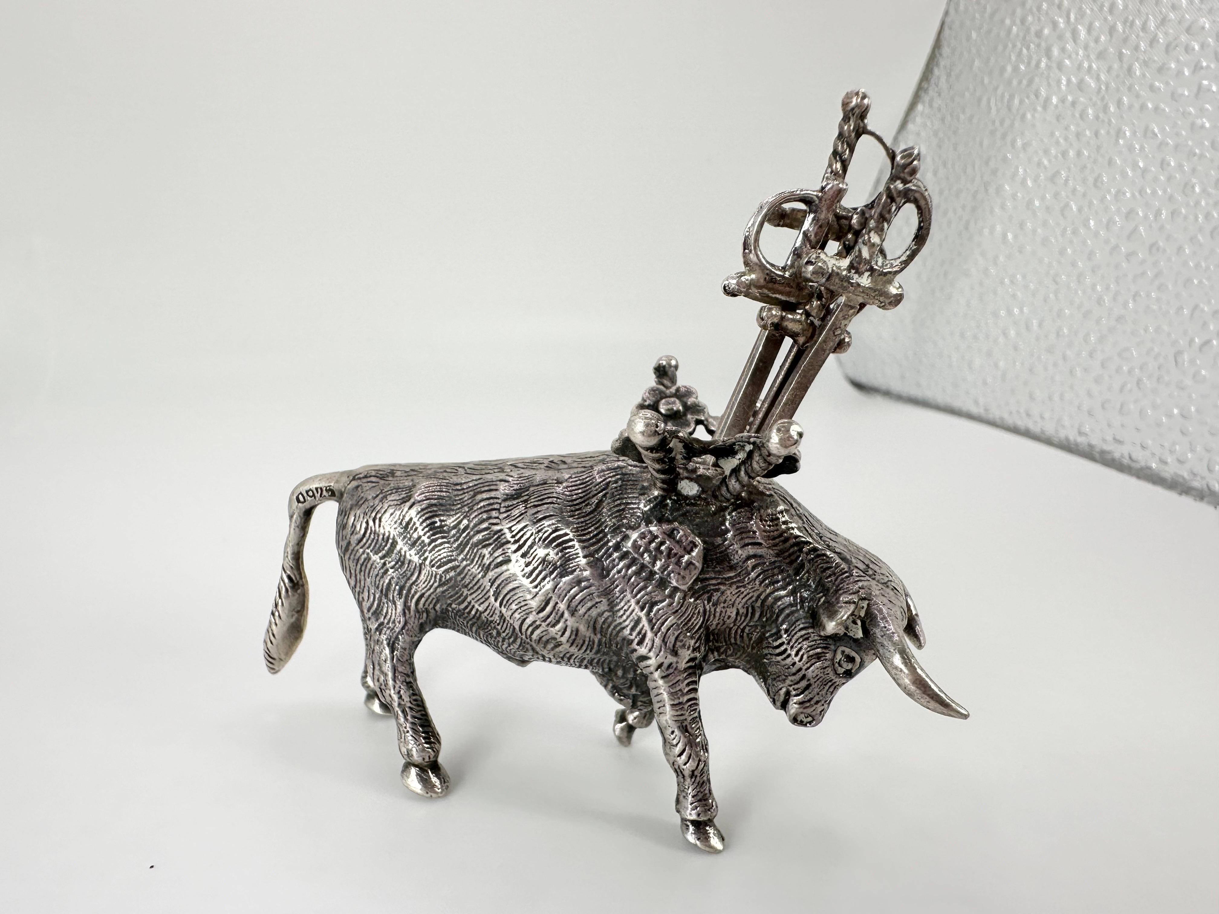 Non sono sicuro dell'anno di questo toro, ma se si tratta di un porta stuzzicadenti in argento massiccio, è un'ottima decorazione per qualsiasi tavola!

QUELLO CHE TROVI PRESSO LA GIOIELLERIA STAMPAR:
Stampar Jewelers, situata nel cuore di Jupiter,