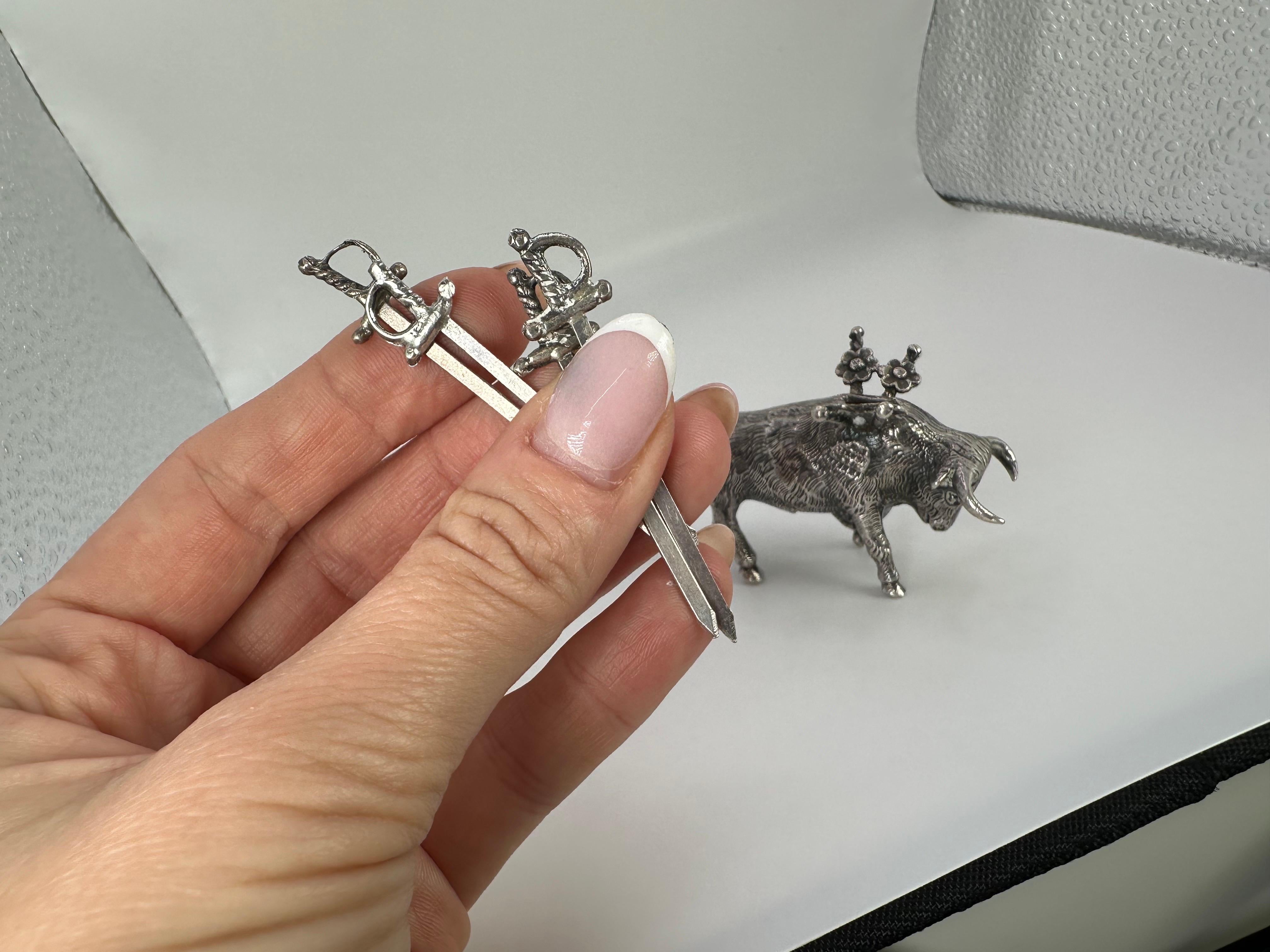 Porta stuzzicadenti Bull in argento massiccio Anno vecchio sconosciuto In condizioni ottime in vendita a Jupiter, FL