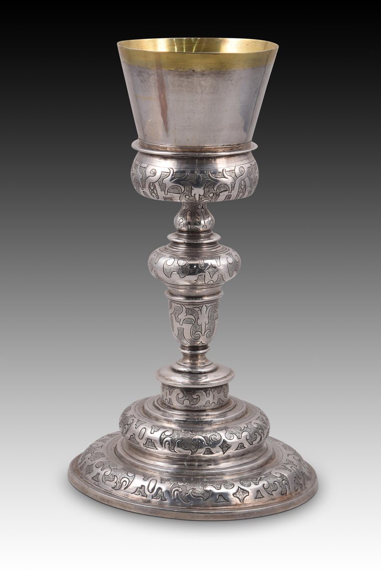 Chalice. Silver gilt and in its color. Spain, 17th century. 
Chalice made of silver with a flared cup gilded on the outer edge and inside and bulbous rose. Balustraded shaft with smooth fillet, oval knot on a flared shape (also with moldings or
