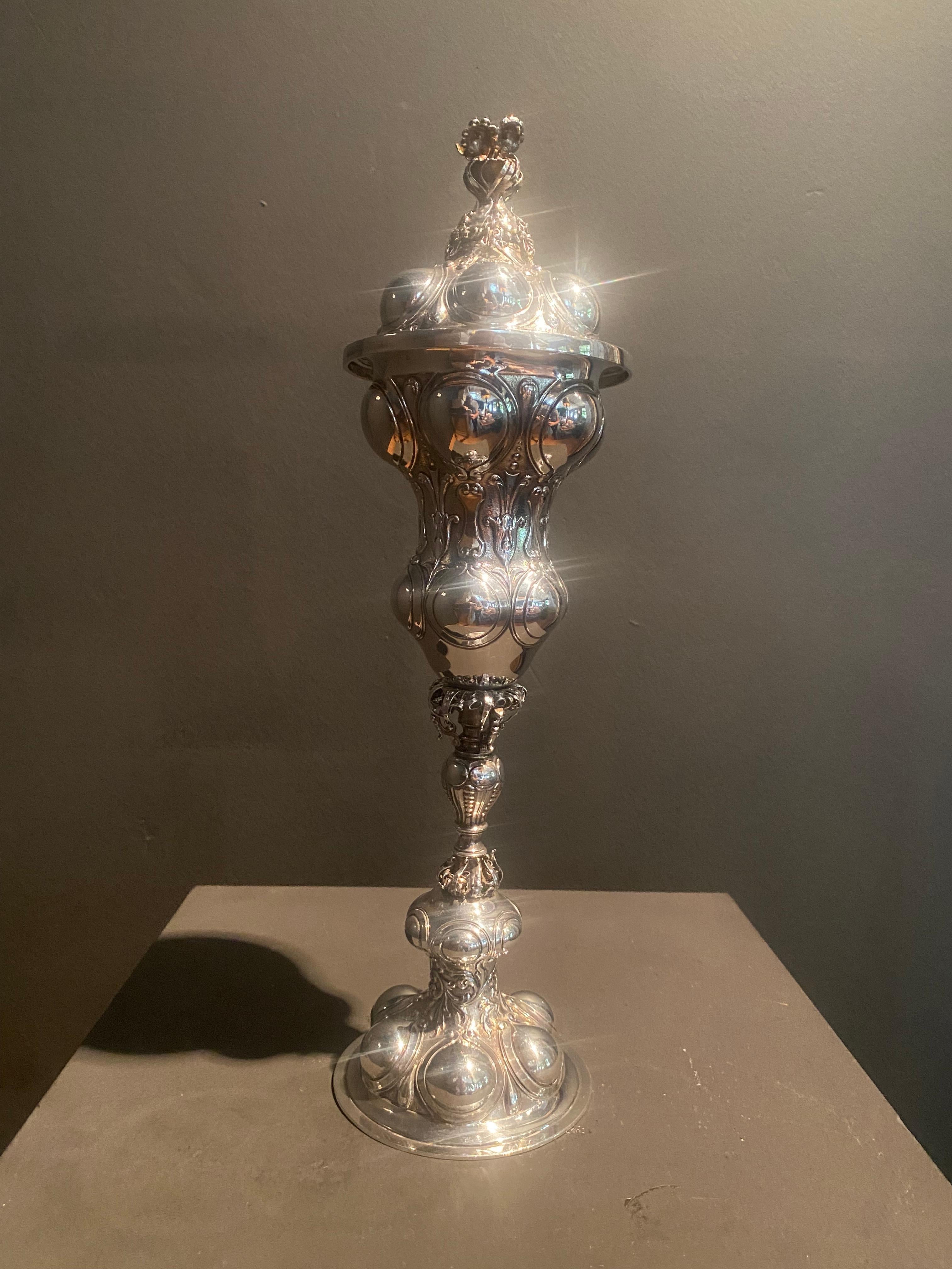 Exceptional Dutch Colombine Cop In Solid Silver,
Dated by the Hallmark 1902,
a cup with lid on a single column with extended foot on 6 outbound bowls,
very fine engraved ornaments,
gracious object to complete your Cabinet of Curiosities