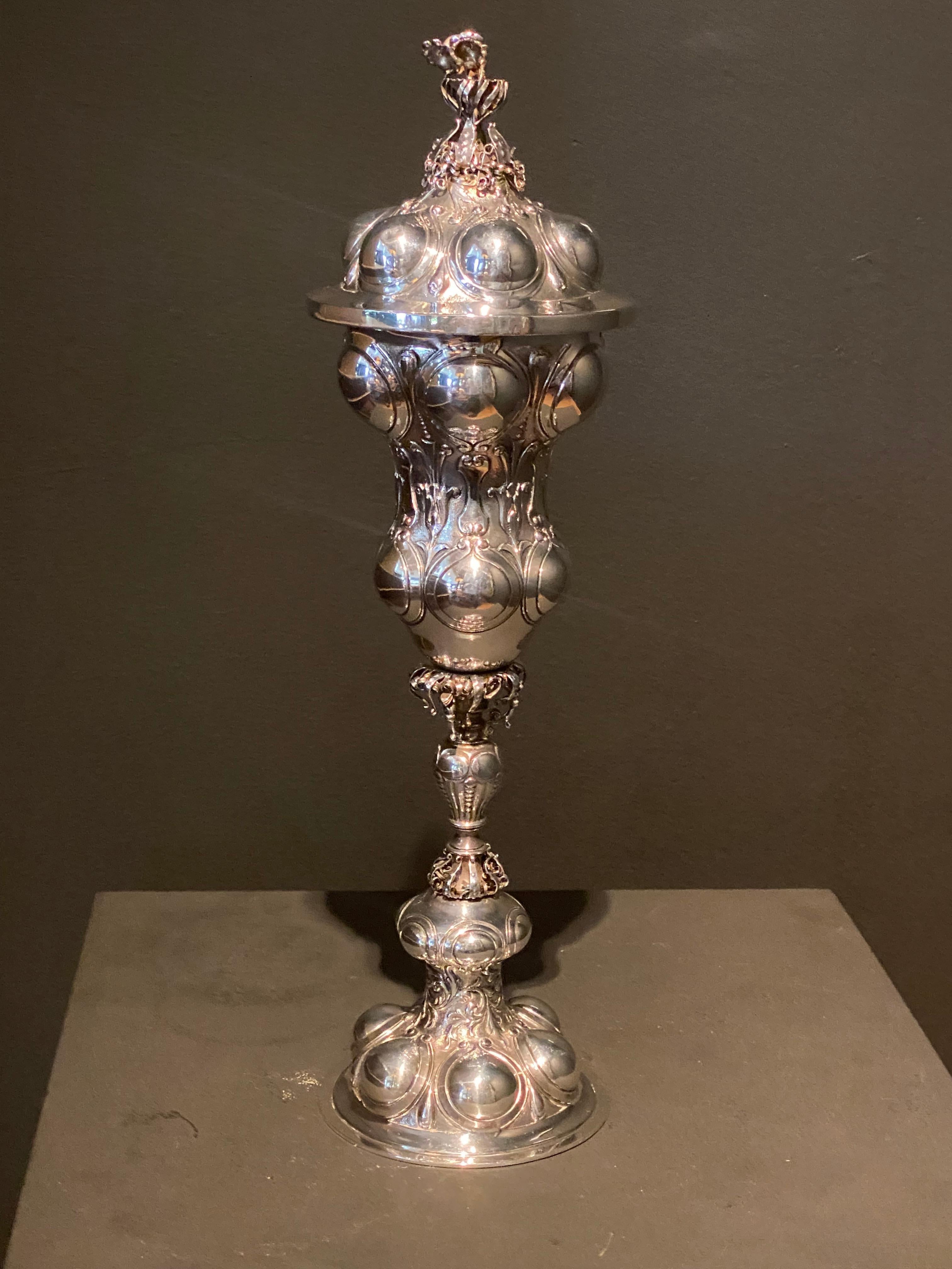 Akeleipokal aus massivem Silber mit Deckel im Zustand „Hervorragend“ im Angebot in Schellebelle, BE