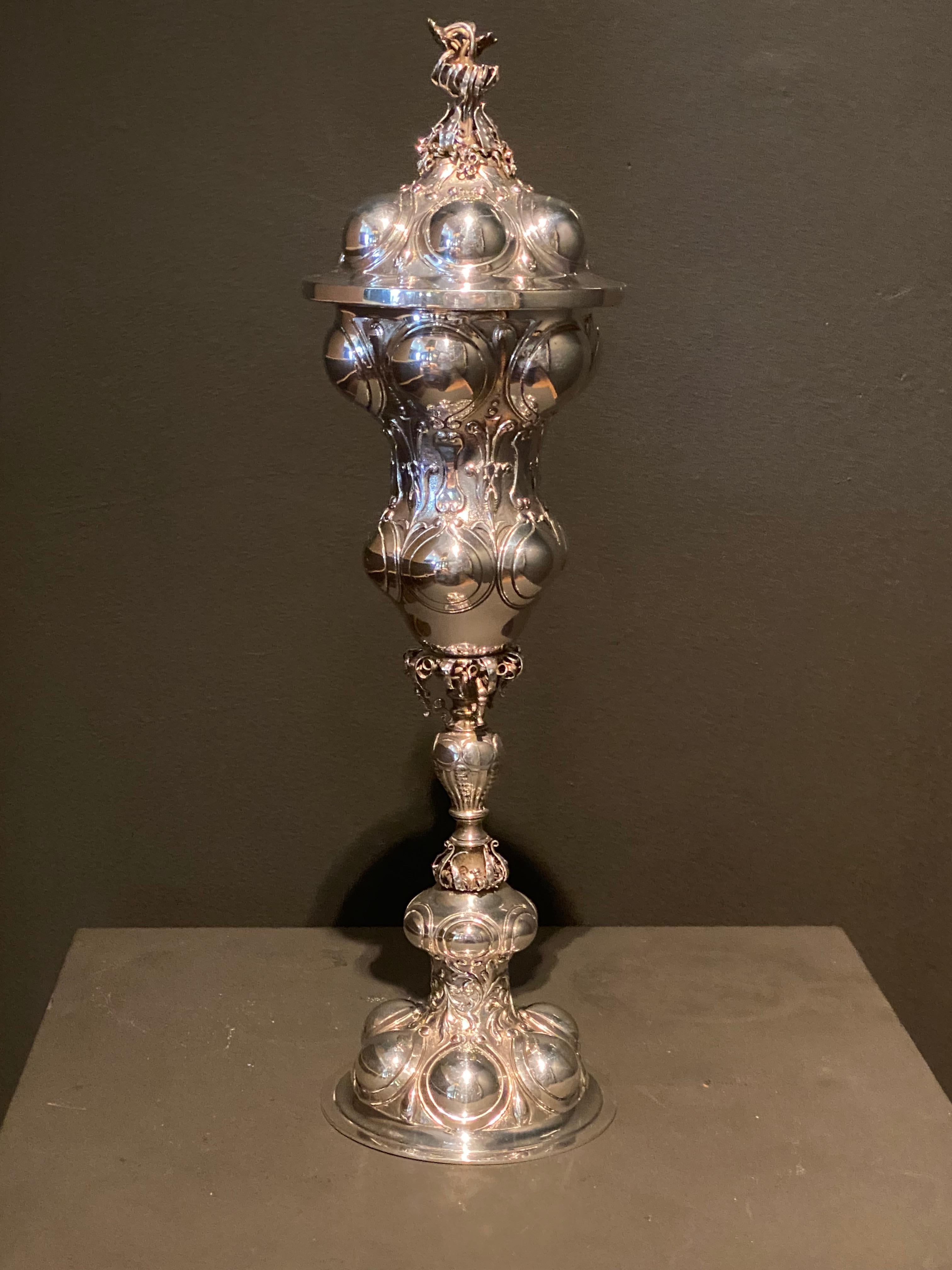 Akeleipokal aus massivem Silber mit Deckel (Frühes 20. Jahrhundert) im Angebot