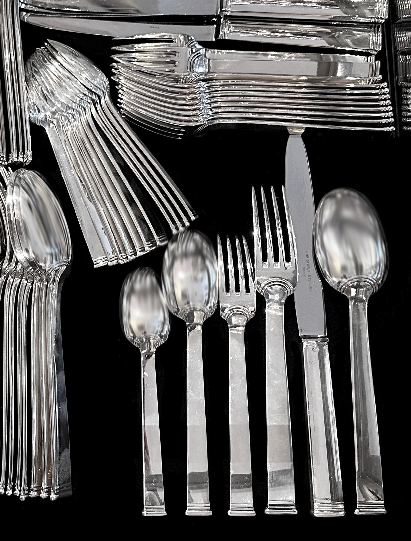 Scopri il lussuoso set di posate in argento massiccio Commodore, un pezzo eccezionale firmato da Cardeilhac e prodotto da Christofle. Realizzata in Francia, questa collezione incarna il lusso senza tempo e l'eleganza dello stile Art Deco.

La