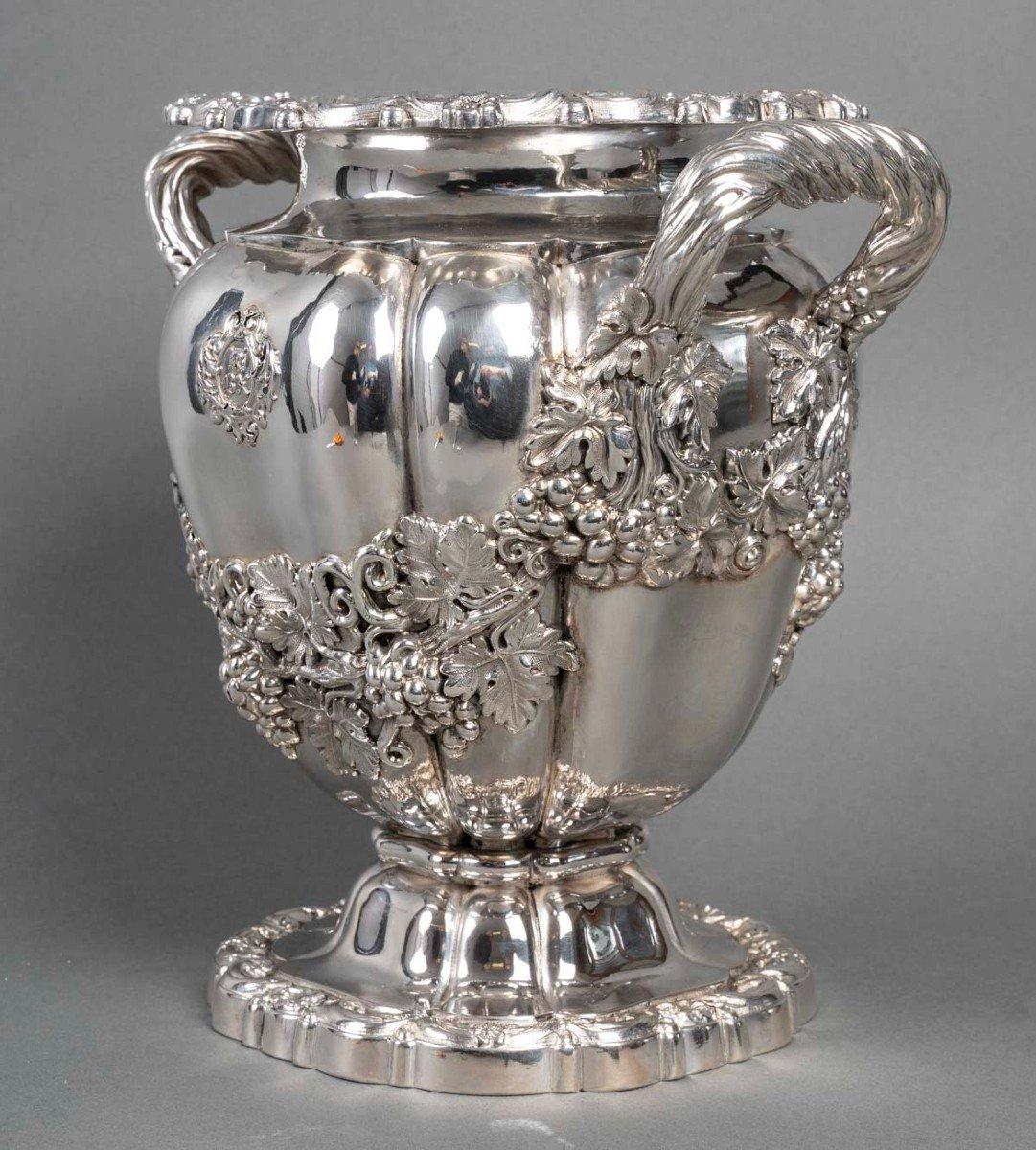 Solid silver cooler in the “Medici” shape, the round scalloped base is decorated For Sale 1