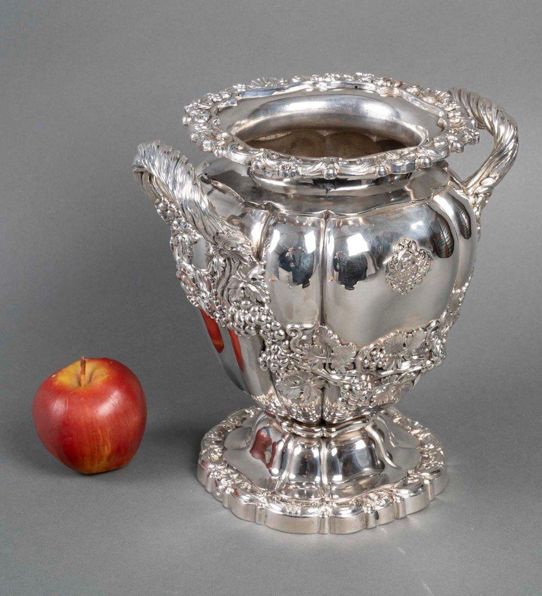 Solid silver cooler in the “Medici” shape, the round scalloped base is decorated For Sale 2