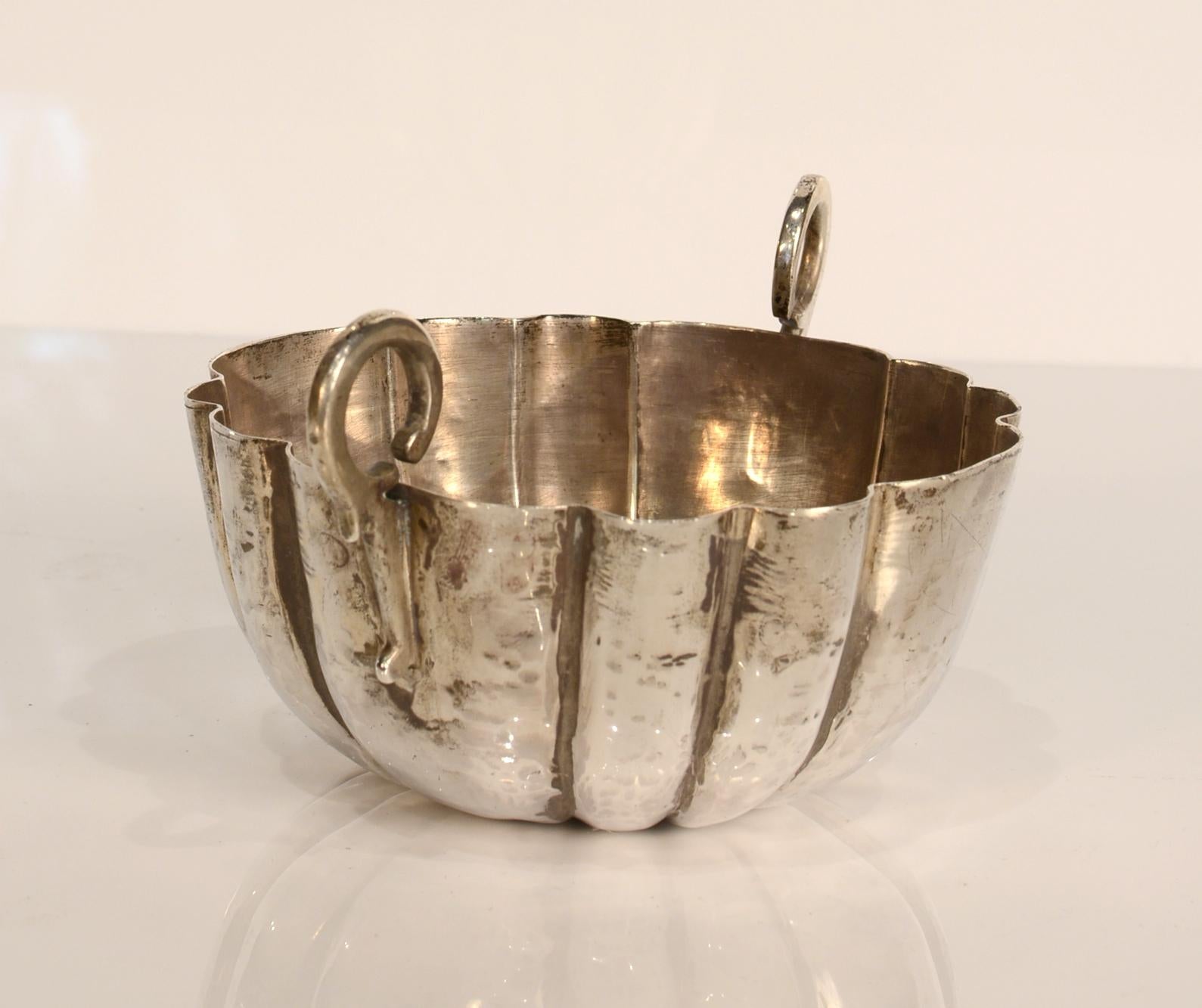 Solid silver cup, 20th century.
Bernegal gallonado made in silver in its color with two circular handles on the sides. It clearly follows examples of ancient silverware, in Spanish Baroque concrete, both in its form and in those decorative elements