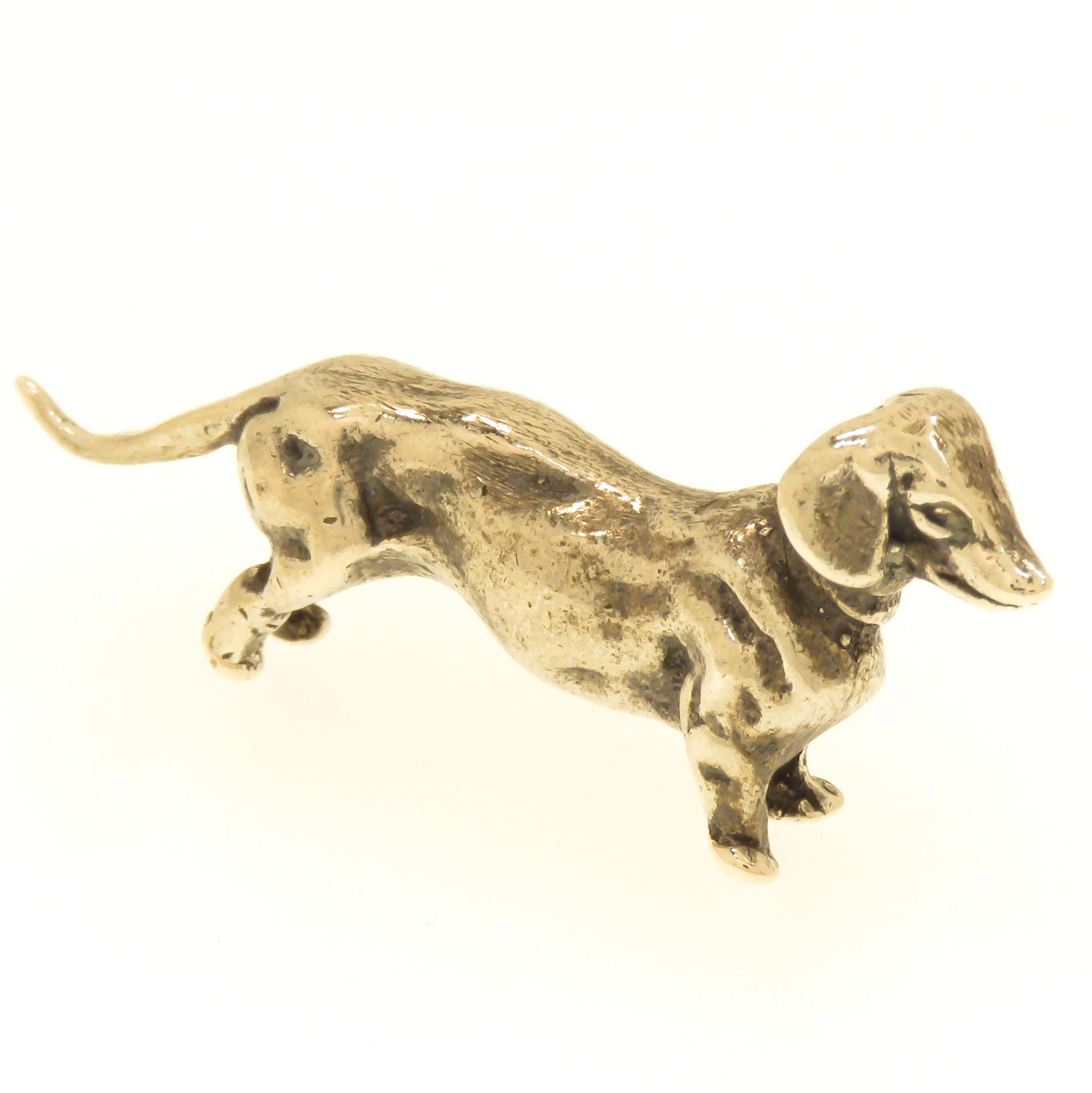 Solid silver dachshund very good vintage condition. Dimensions: Height 30 mm / 1.181 inches - Length 48 mm / 1.889inches - Weight 15 grams. It  is marked with the Silver Italian Mark 800 - Made in Italy

Hancrafted in: silver 800.
Dimension: 30x48