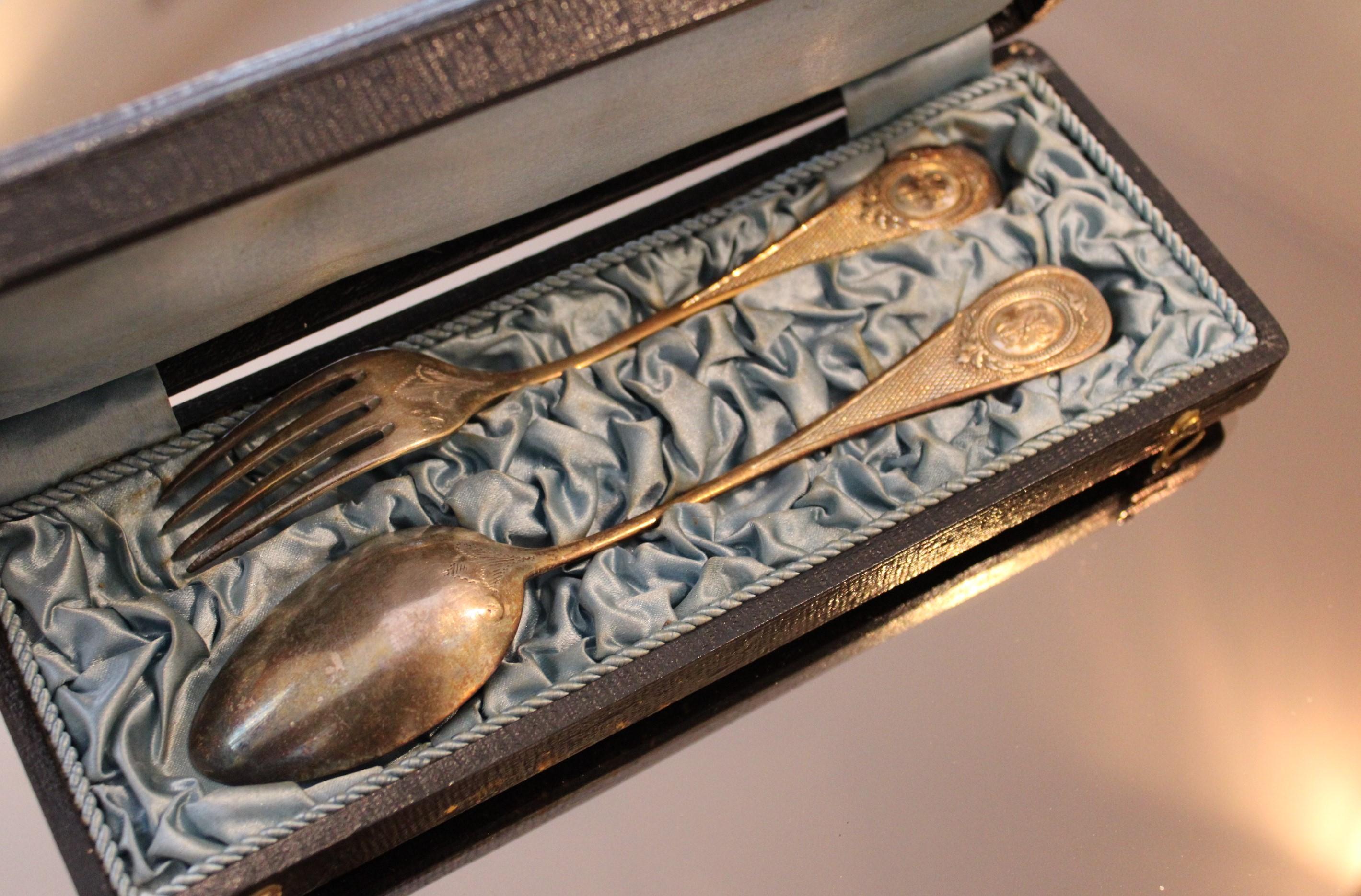 Solid silver dessert cutlery in a box
Hallmark Minerva
19th century 

Box dimensions : 23 x 9 x 3.5 cm
Spoon dimensions : 18 x 4 cm / Weight : 31 g
Fork dimensions : 17 x 2.5 cm / Weight : 36 g

