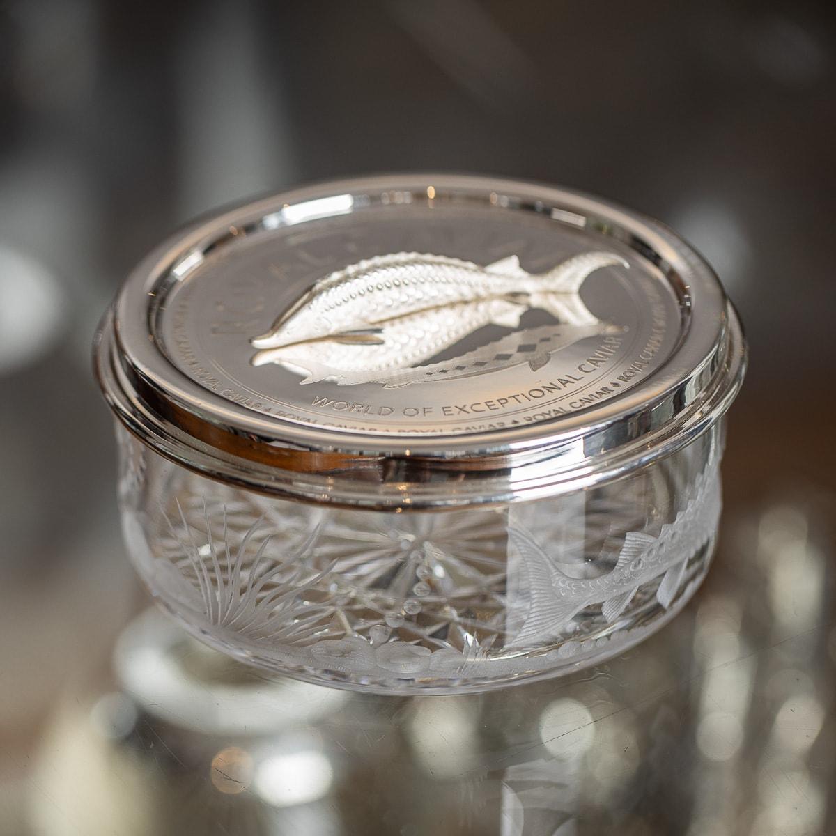 Erhöhen Sie Ihr Essenserlebnis mit dem Kaviarglas aus massivem Silber und geätztem Glas von Puschkin Alexander. Der Deckel ist kunstvoll graviert und mit einem gegossenen Modell eines Störs verziert, das als Griff dient. Auf dem Glas sind Bilder