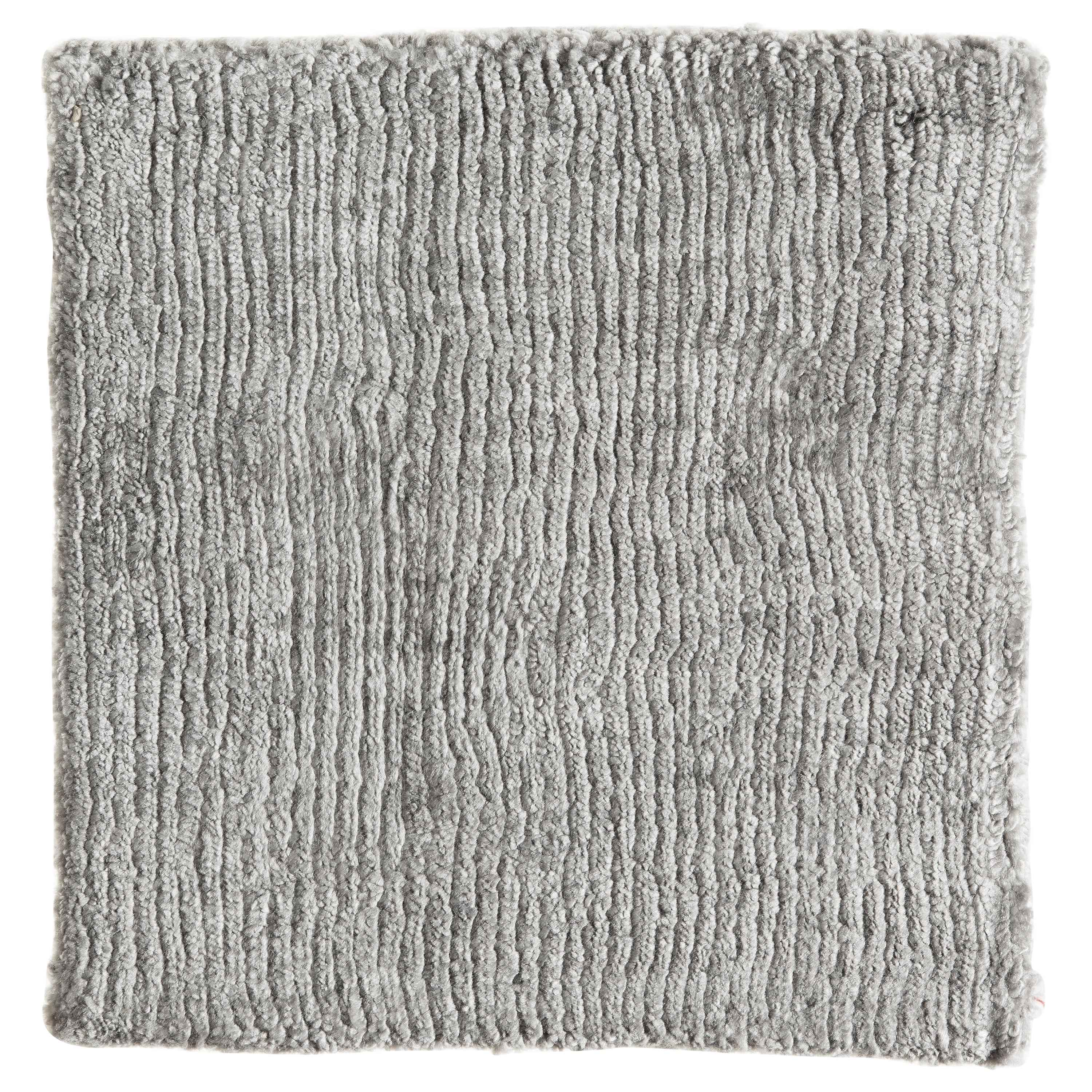Tapis en soie de bambou gris argenté, lissé à la main, avec des lignes texturées et un motif nul en vente