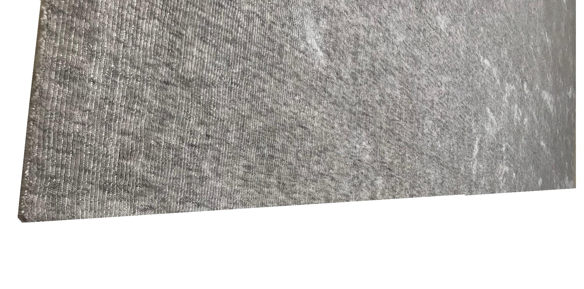 Solider silbergrauer Bambusseiden-Handwebteppich mit strukturierten Linien und ohne Muster (Moderne) im Angebot