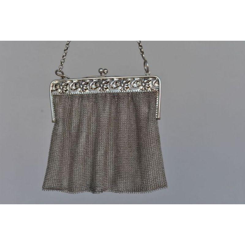 Solid silver handbag, late 19th century, weighing 218 grams. Size 14 cm by 14 cm. Chain length 34 cm.

Additional information: 
Material: Argent.