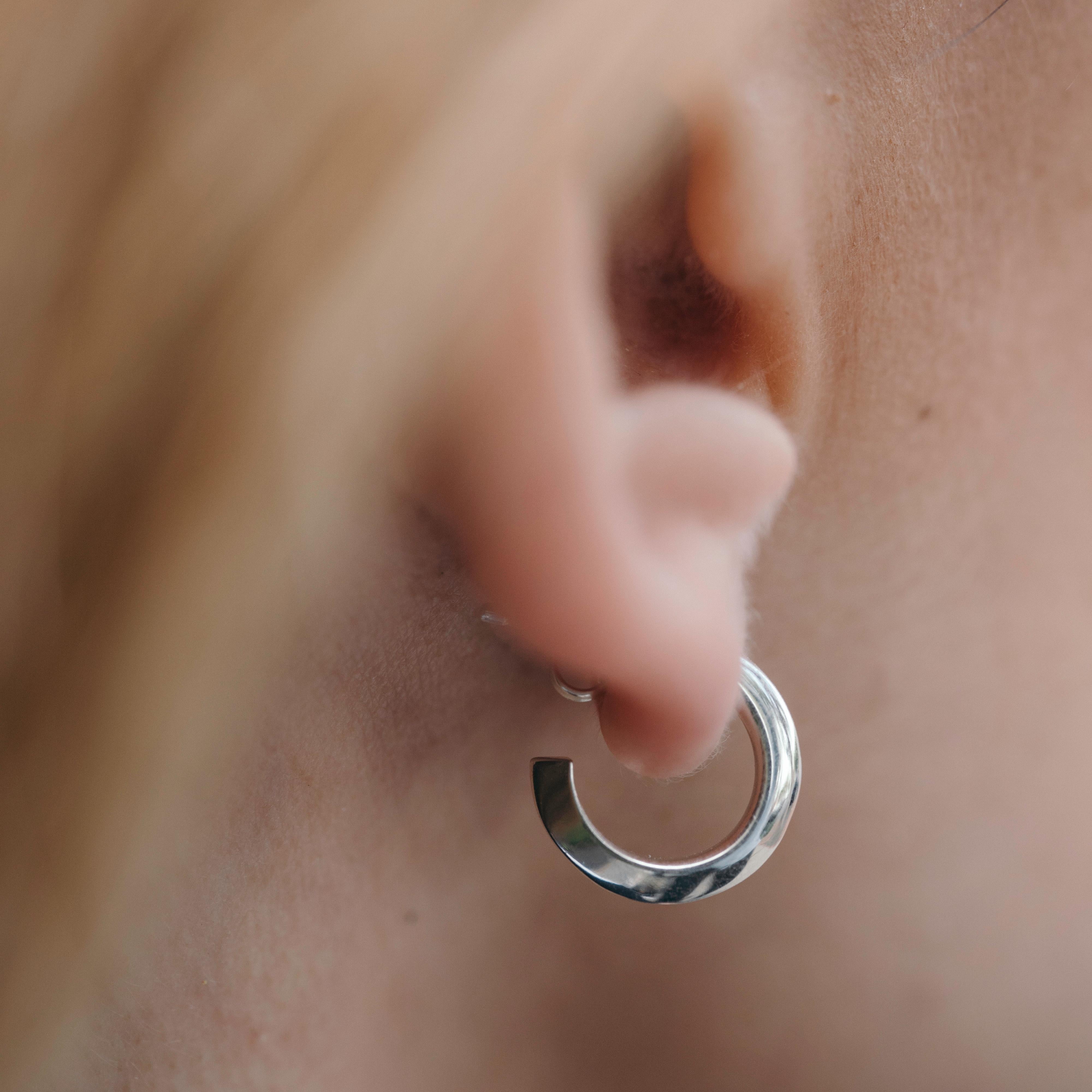Die Small Flow Hoop-Ohrringe beginnen als Kreis und gehen fließend in ein Dreieck über. Diese Ohrringe sind ein bequemes, alltägliches Statement für jede Gelegenheit und eine zeitlose Neuinterpretation eines Klassikers. Der aus Silber oder