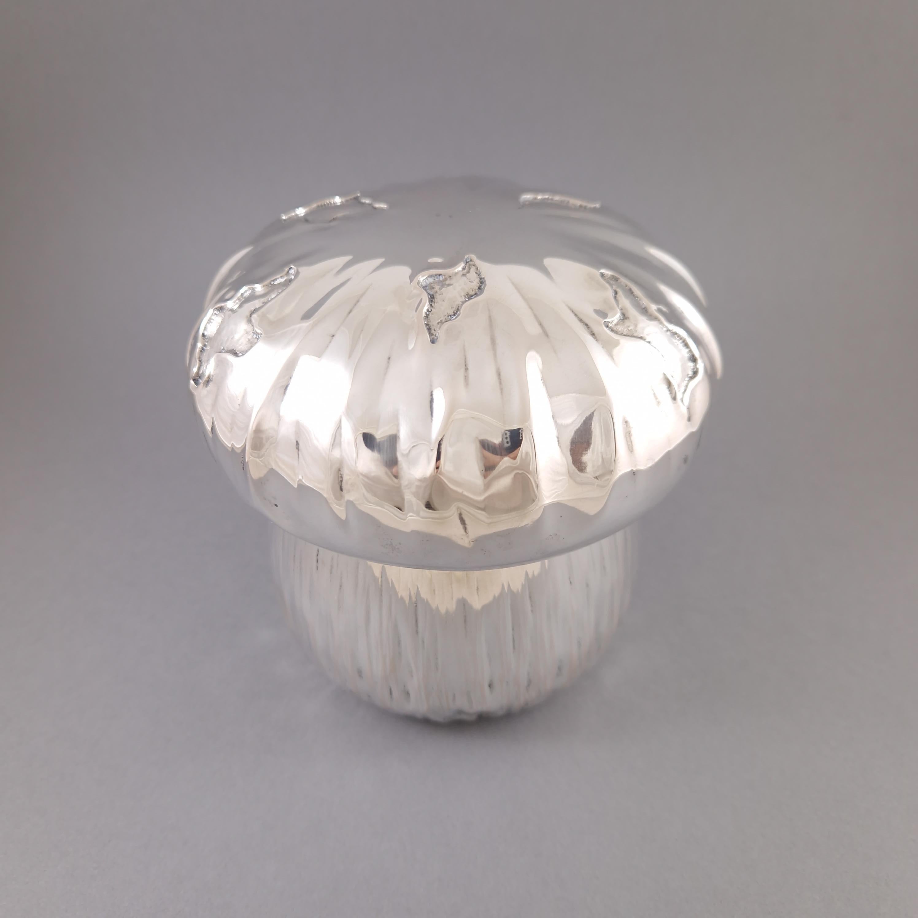 Beautiful and fun solid silver box in the shape of a mushroom 

800 silver hallmark 
Italian work around 1970 

Height: 14.5 cm 
Diameter: 13.5 cm 
Weight: 420 grams.