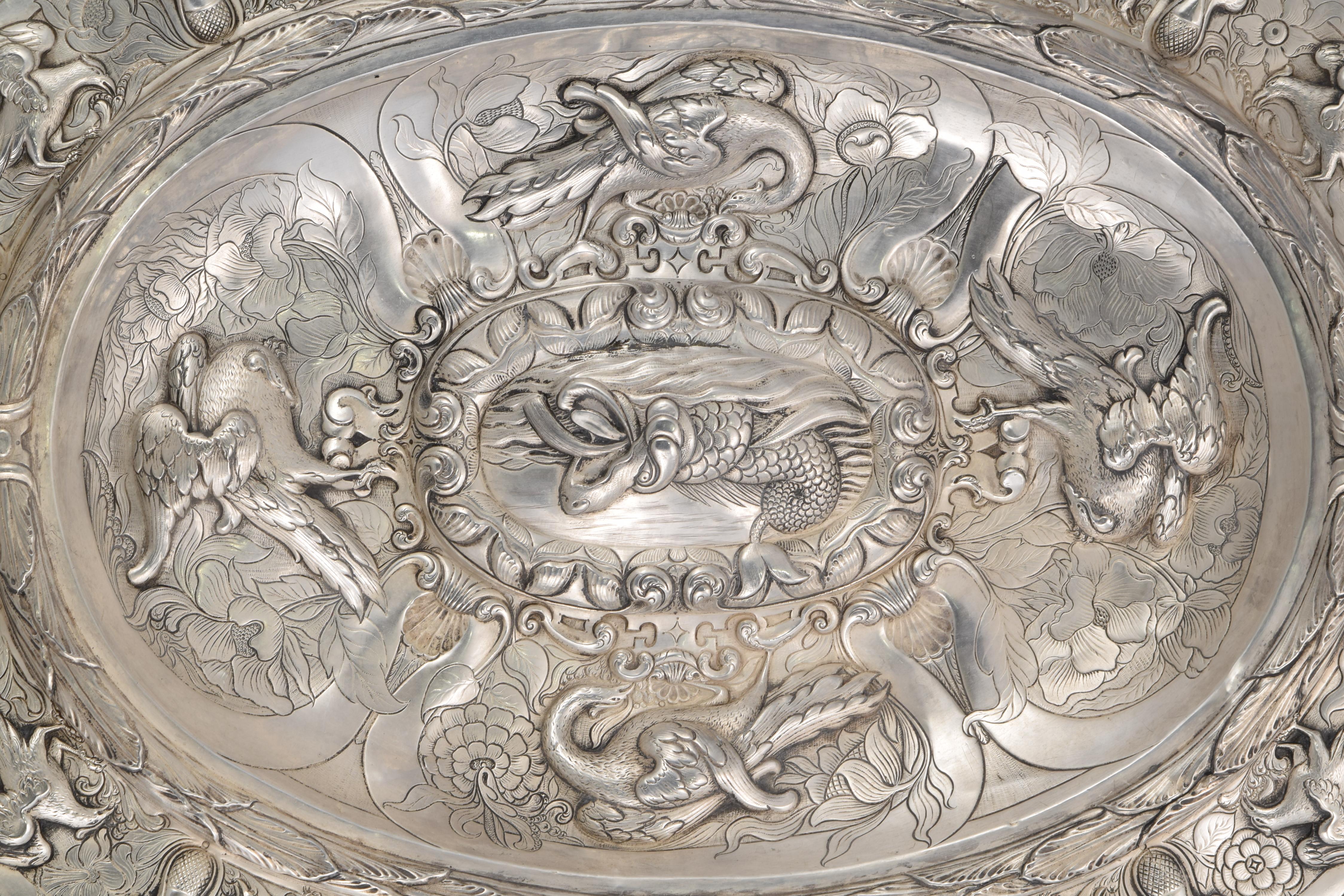 Oval tray. Embossed silver in its color. Tene, Manuel (act.1723-1759). Granada, Spain, 1755.
 With contrast marks.
 Silver tray embossed in its color in an oval shape and decorated with a composition of embossed animals and vegetal elements of a