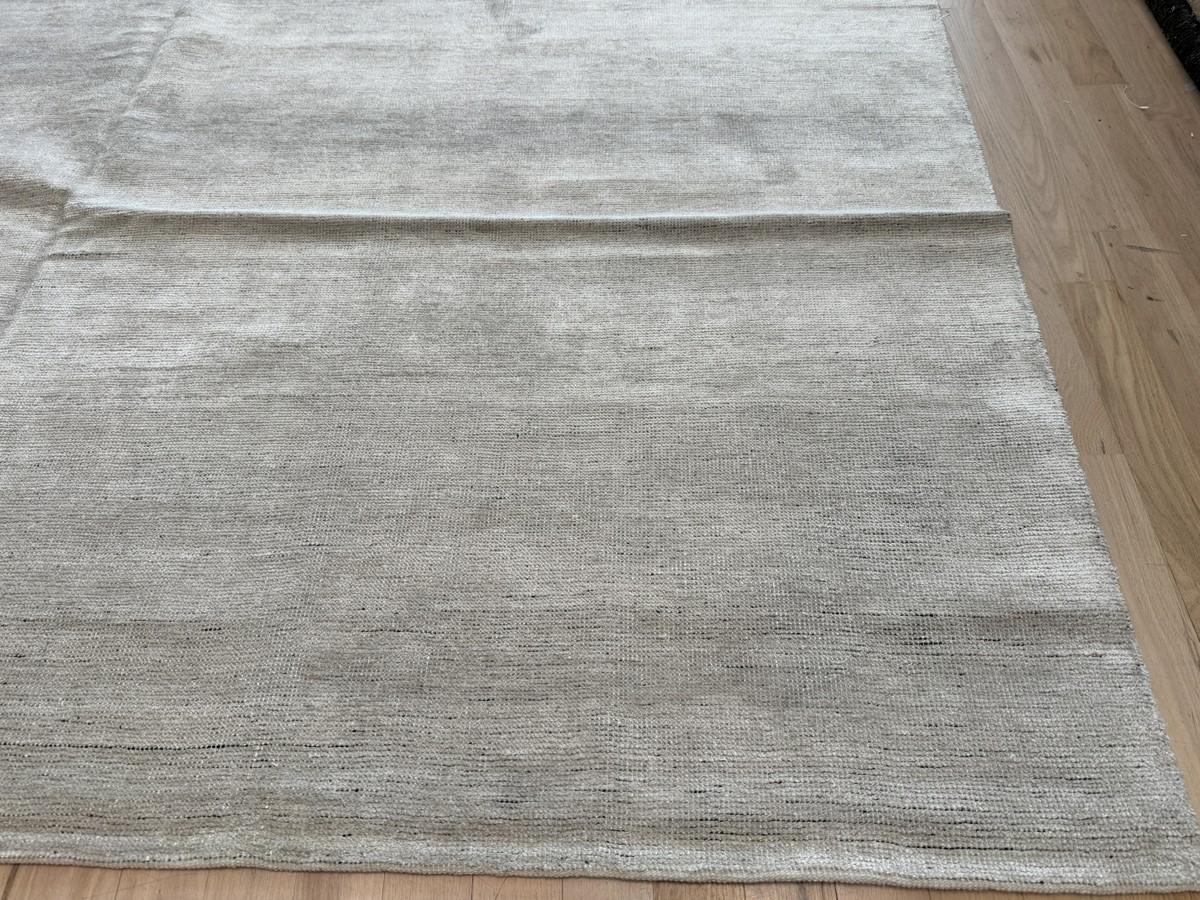 Klassisch und zeitlos ist das, was dieser unifarbene Seidenteppich ausstrahlt. Dieser handgefertigte und handgeknüpfte Teppich aus Indien verleiht Ihren Räumen eine besondere Eleganz. Sein schlichtes, aber strukturiertes Design macht es einfach,