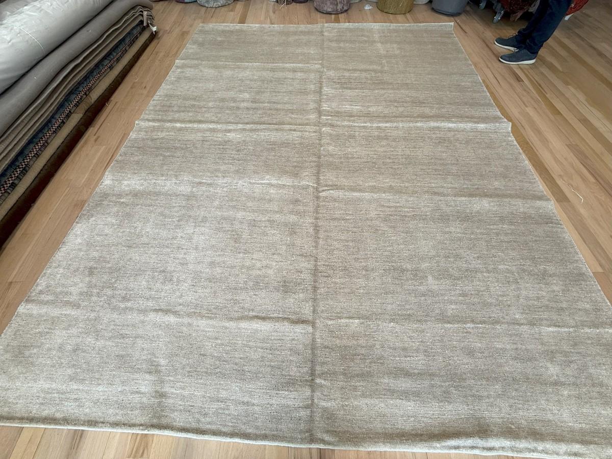Solide Silber Plain Design Bereich Teppich im Zustand „Neu“ im Angebot in West Hollywood, CA