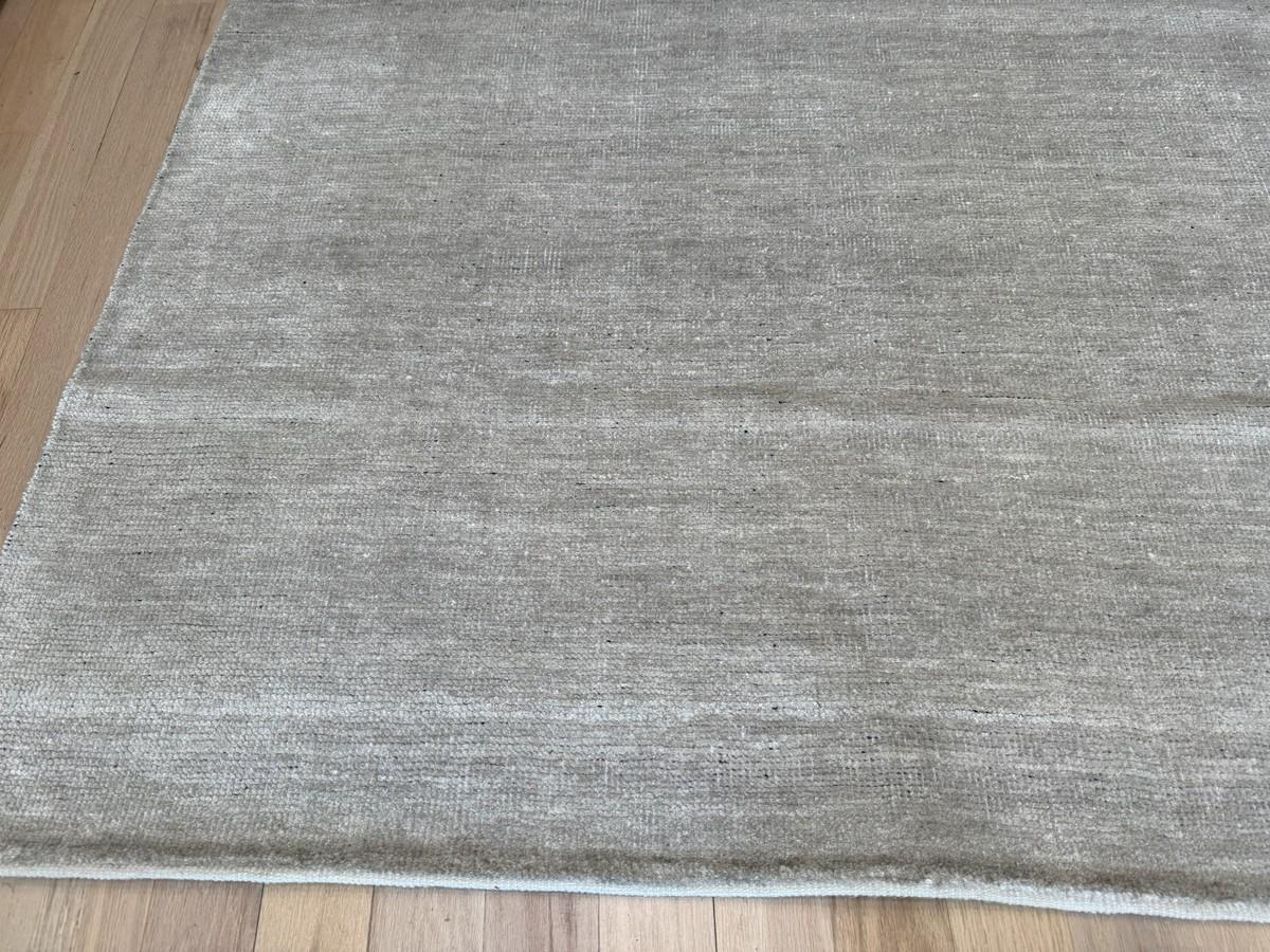 Solide Silber Plain Design Bereich Teppich (21. Jahrhundert und zeitgenössisch) im Angebot