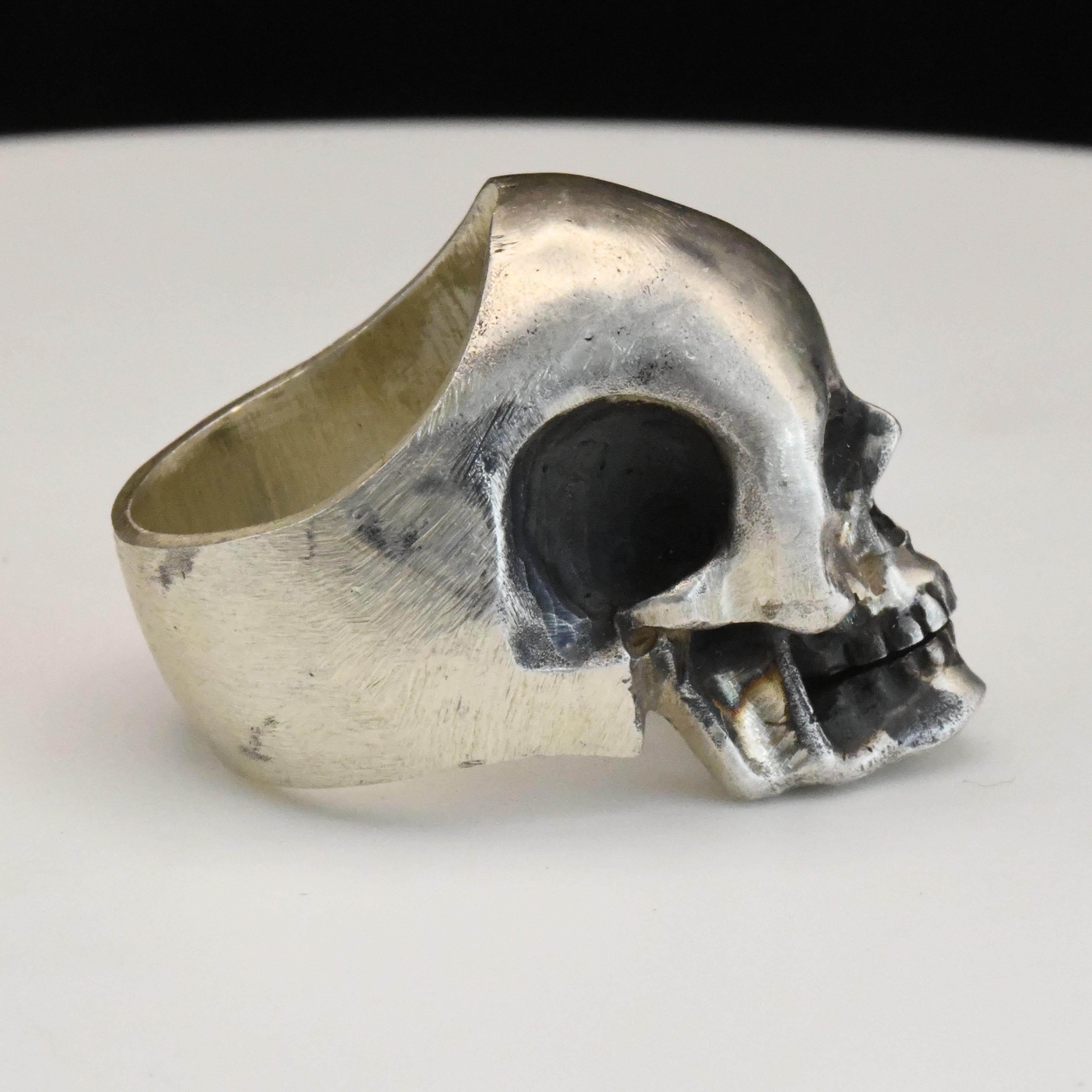 Anello con teschio in argento massiccio in vendita 1